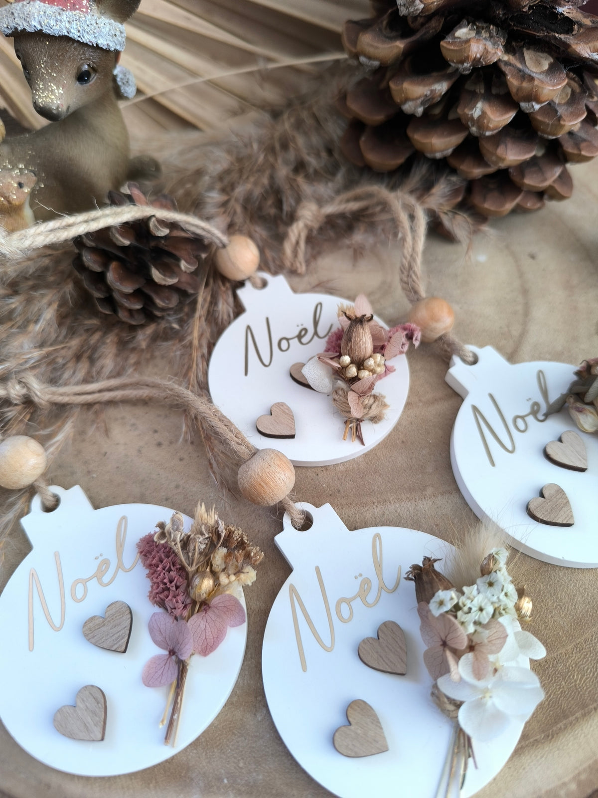 Boule de Noël en fleurs séchées – Décoration de sapin