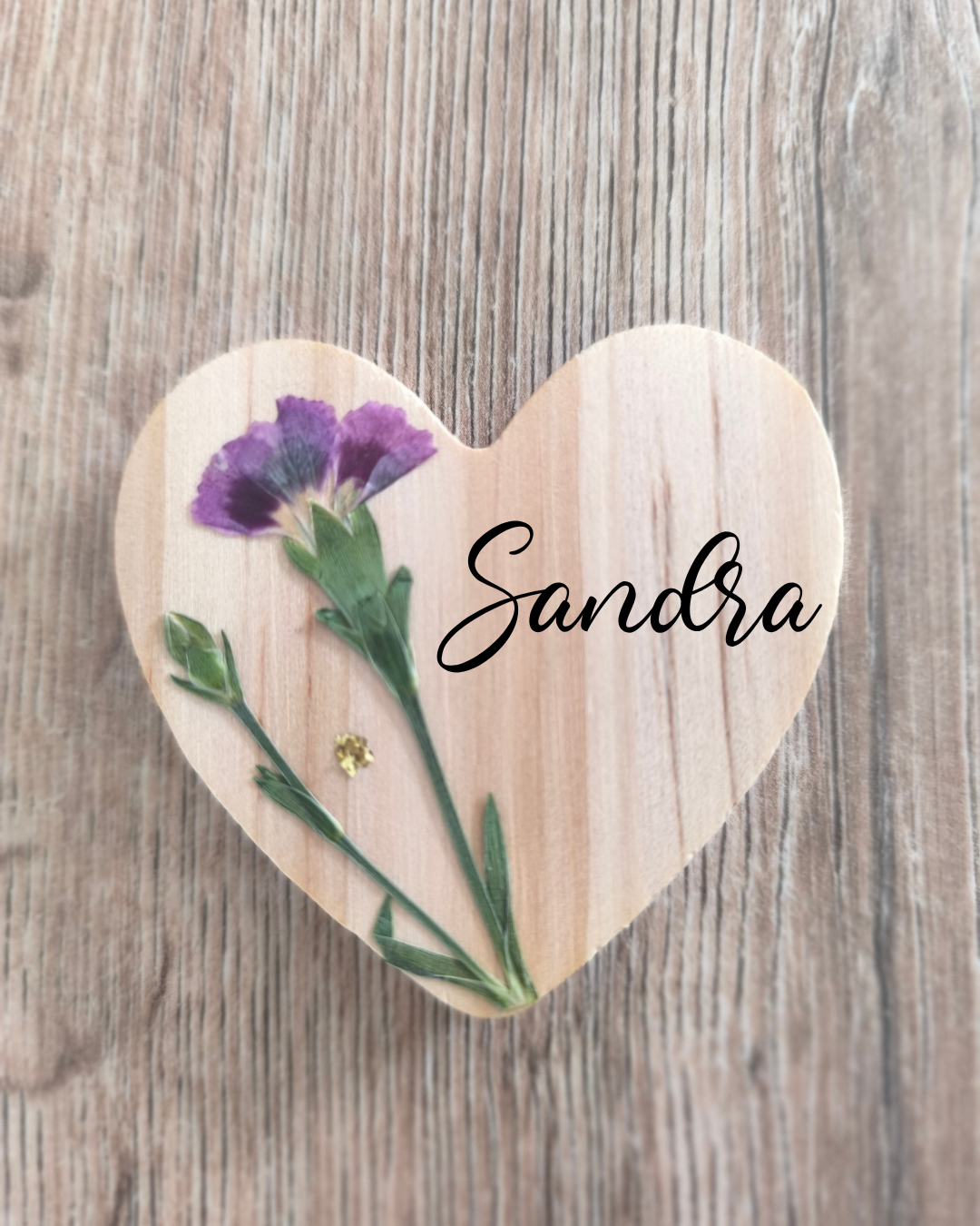 Magnets en bois coeur - Oeillet violet