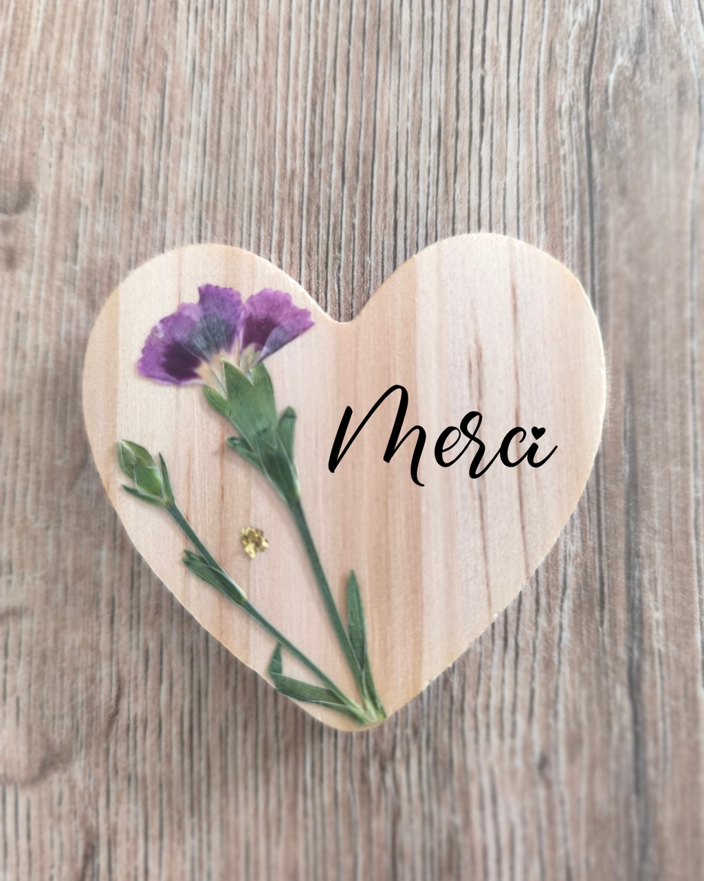 Magnets en bois coeur - Oeillet violet