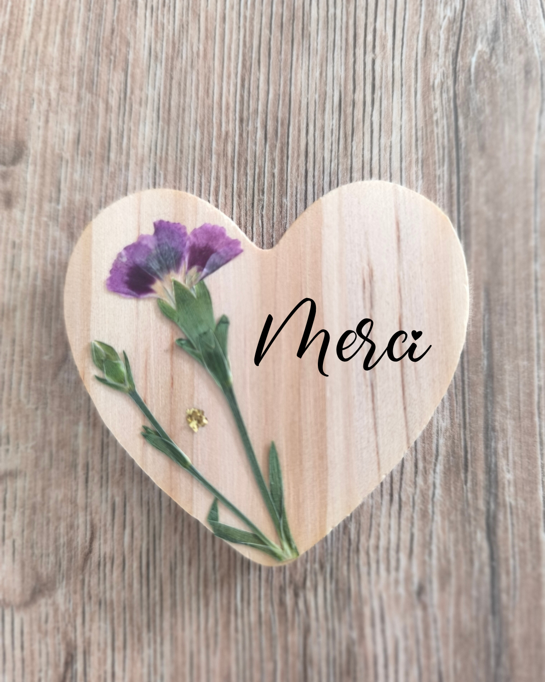 Magnets en bois coeur - Oeillet violet