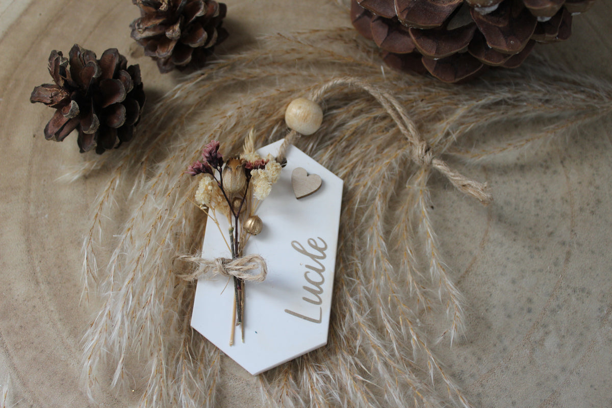 Décoration étiquette personnalisée en fleurs séchées