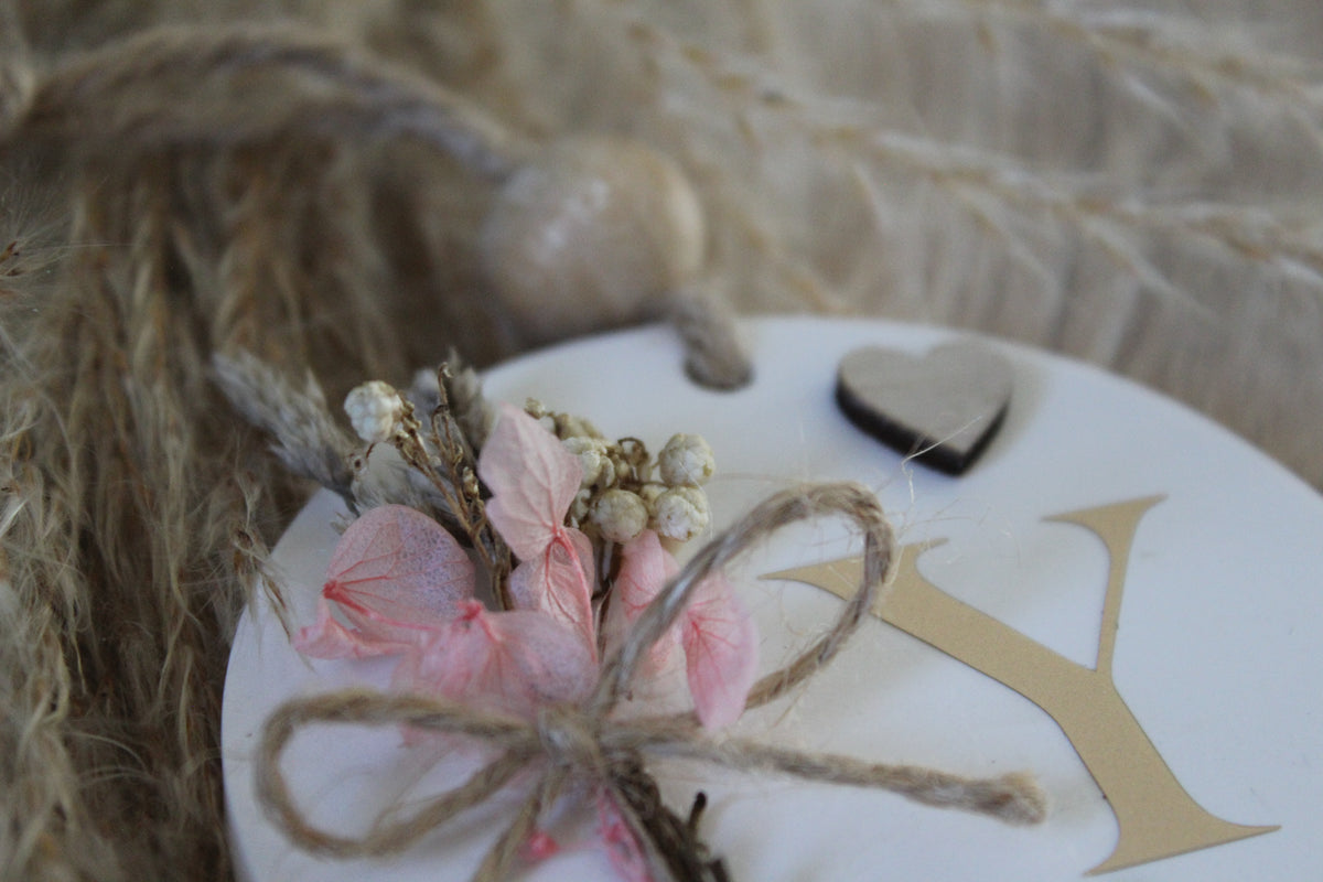 Décoration ronde personnalisée en fleurs séchées – Initiale