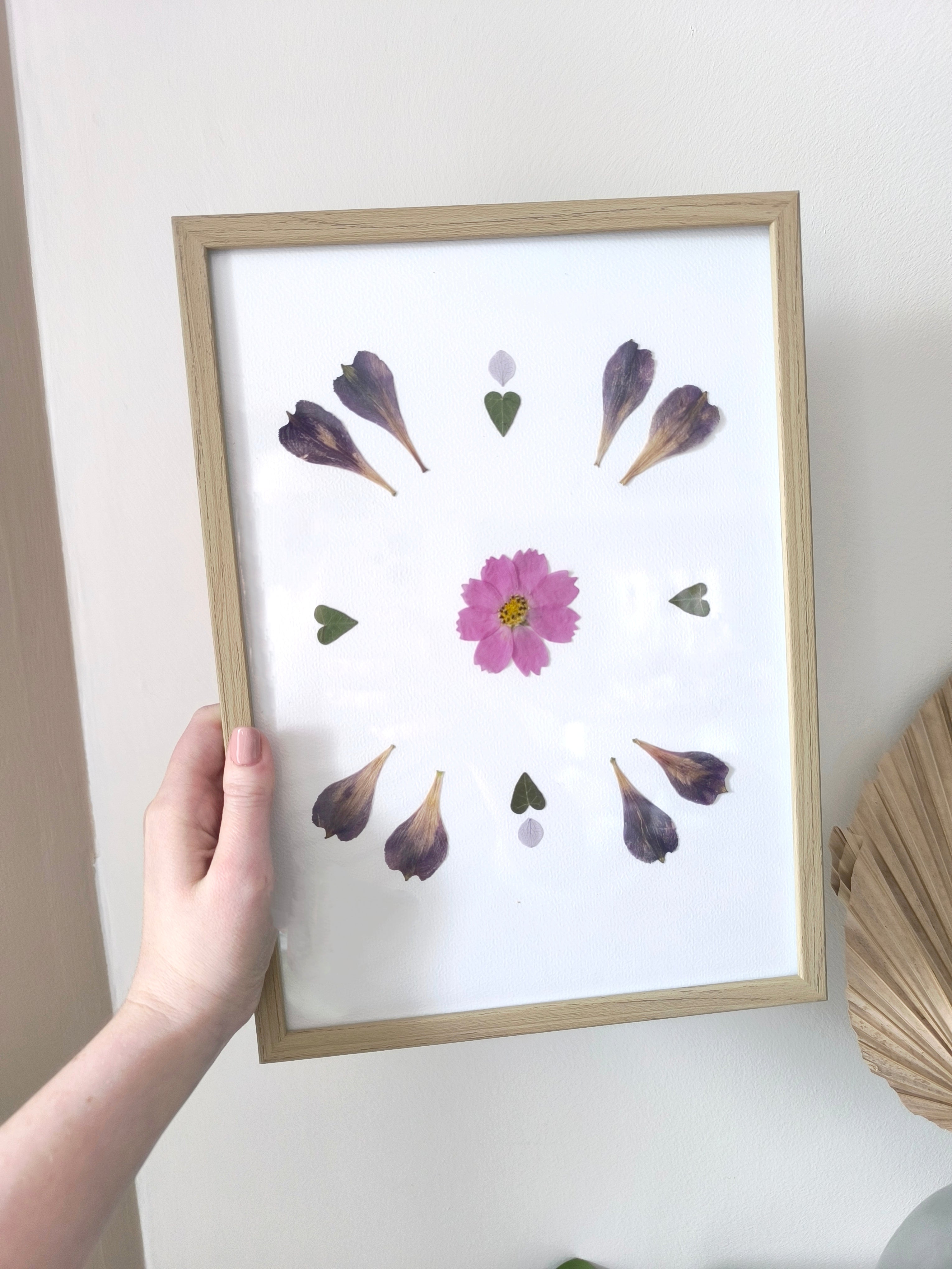 Cadre avec fleur séchée rose et pétales violets, décoration murale florale artisanale