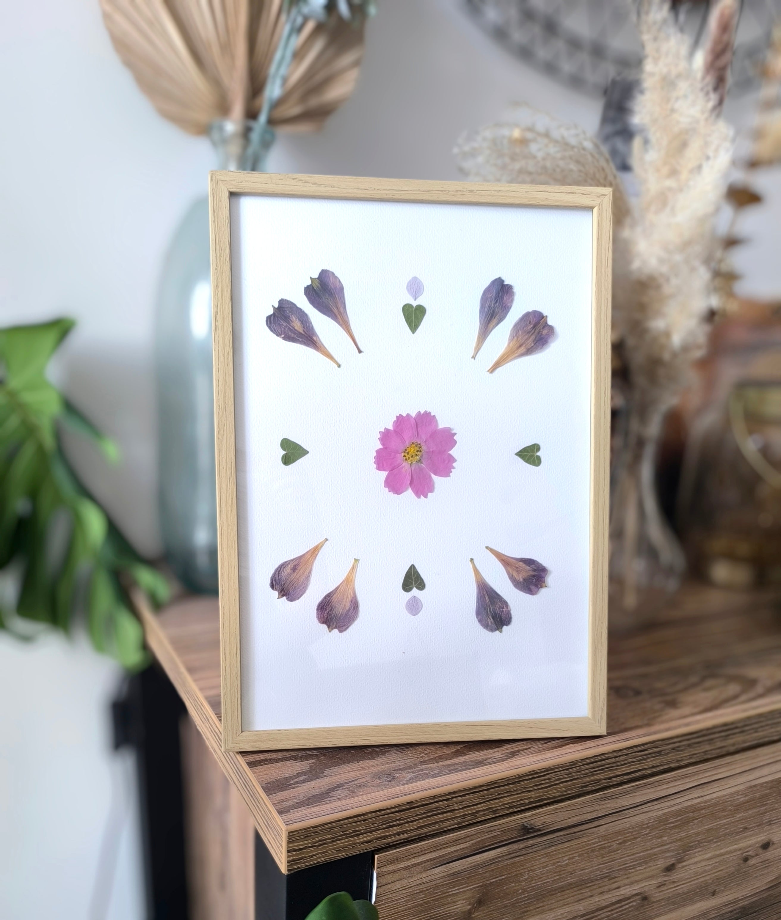 Cadre en bois avec fleur séchée rose et pétales violets, décoration florale artisanale