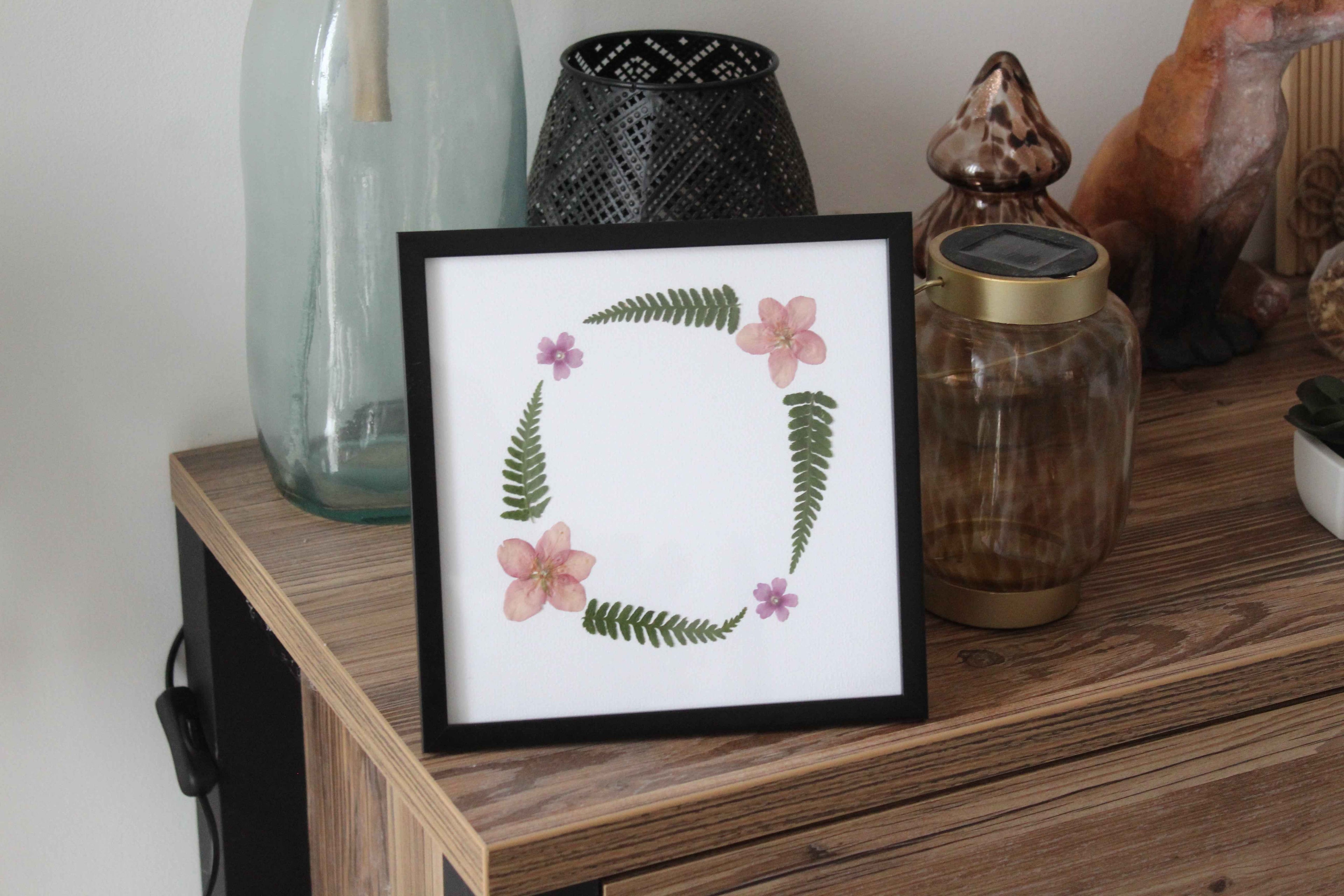 Cadre avec fleurs séchées et fougères, décoration naturelle poétique pour intérieur