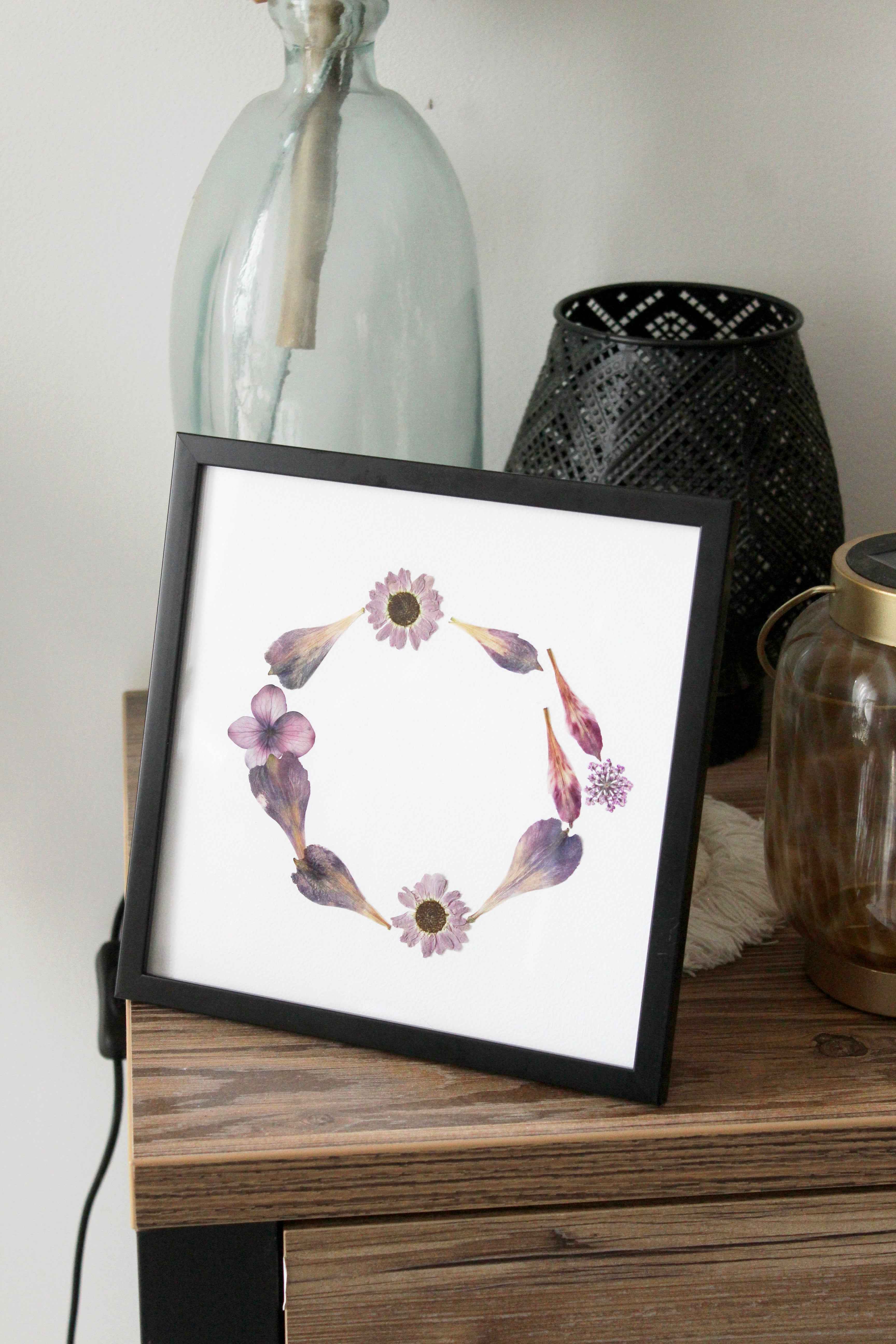 Cadre avec couronne de fleurs séchées violettes, décoration poétique pour intérieur