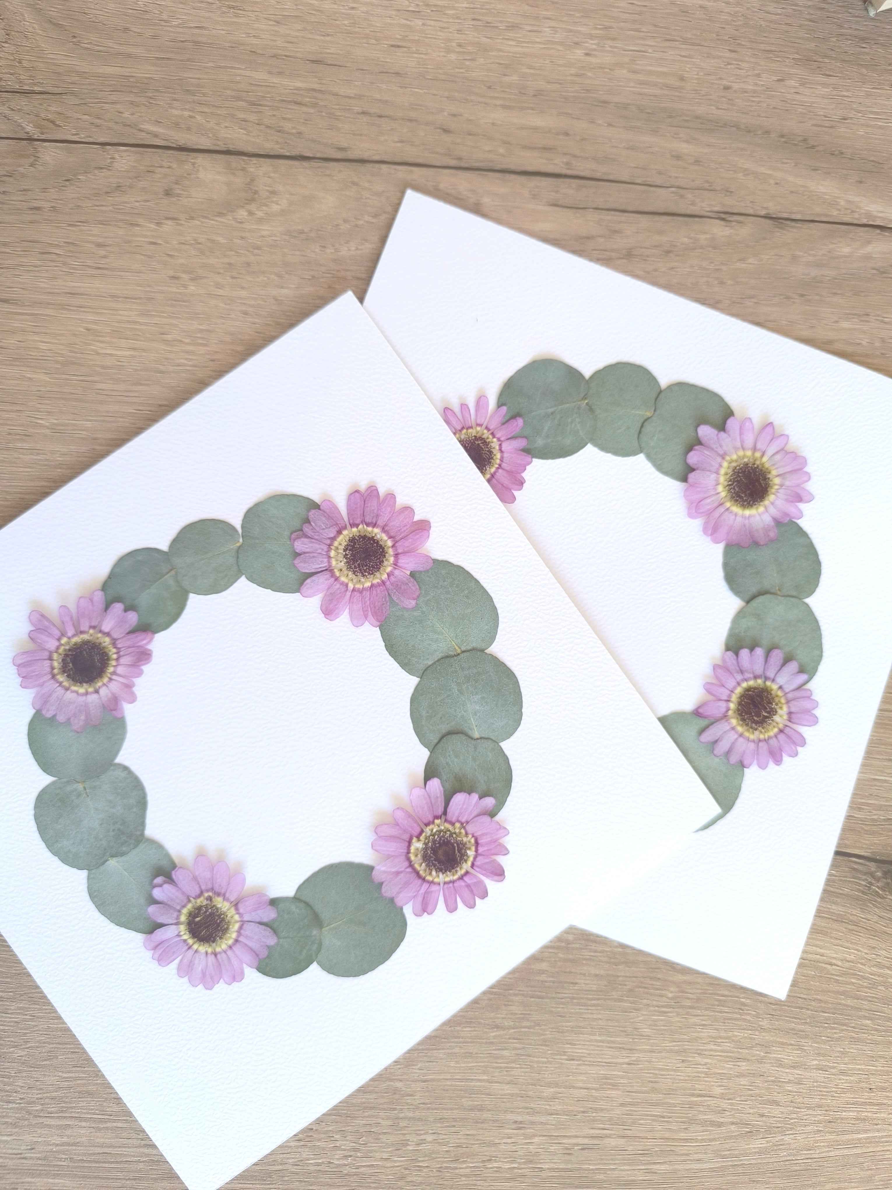 Cartes décoratives avec fleurs séchées roses et feuilles d'eucalyptus, idéales pour décoration ou cadeau naturel
