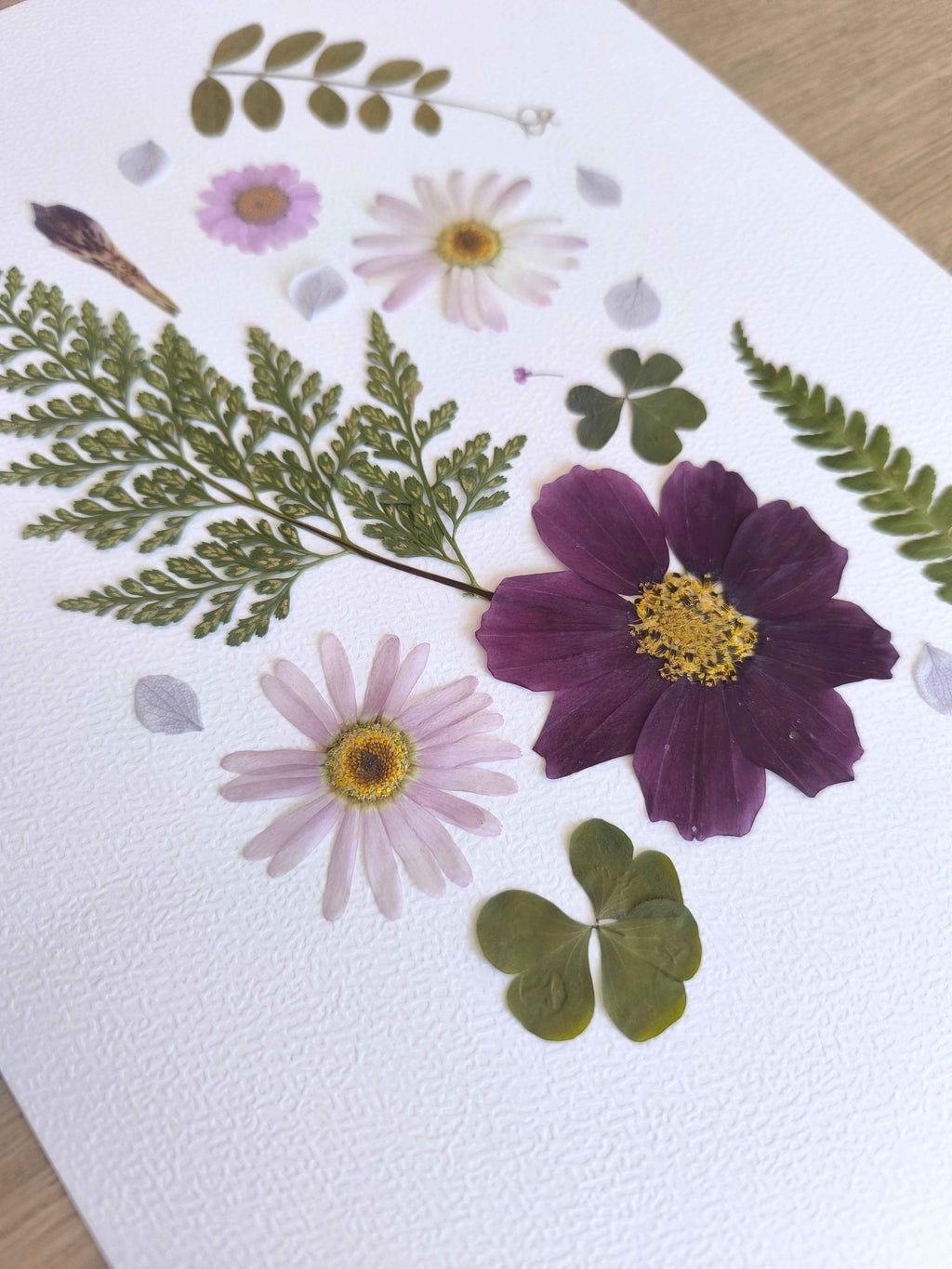 Fleurs séchées artisanales et feuilles pressées pour décoration intérieure poétique et naturelle