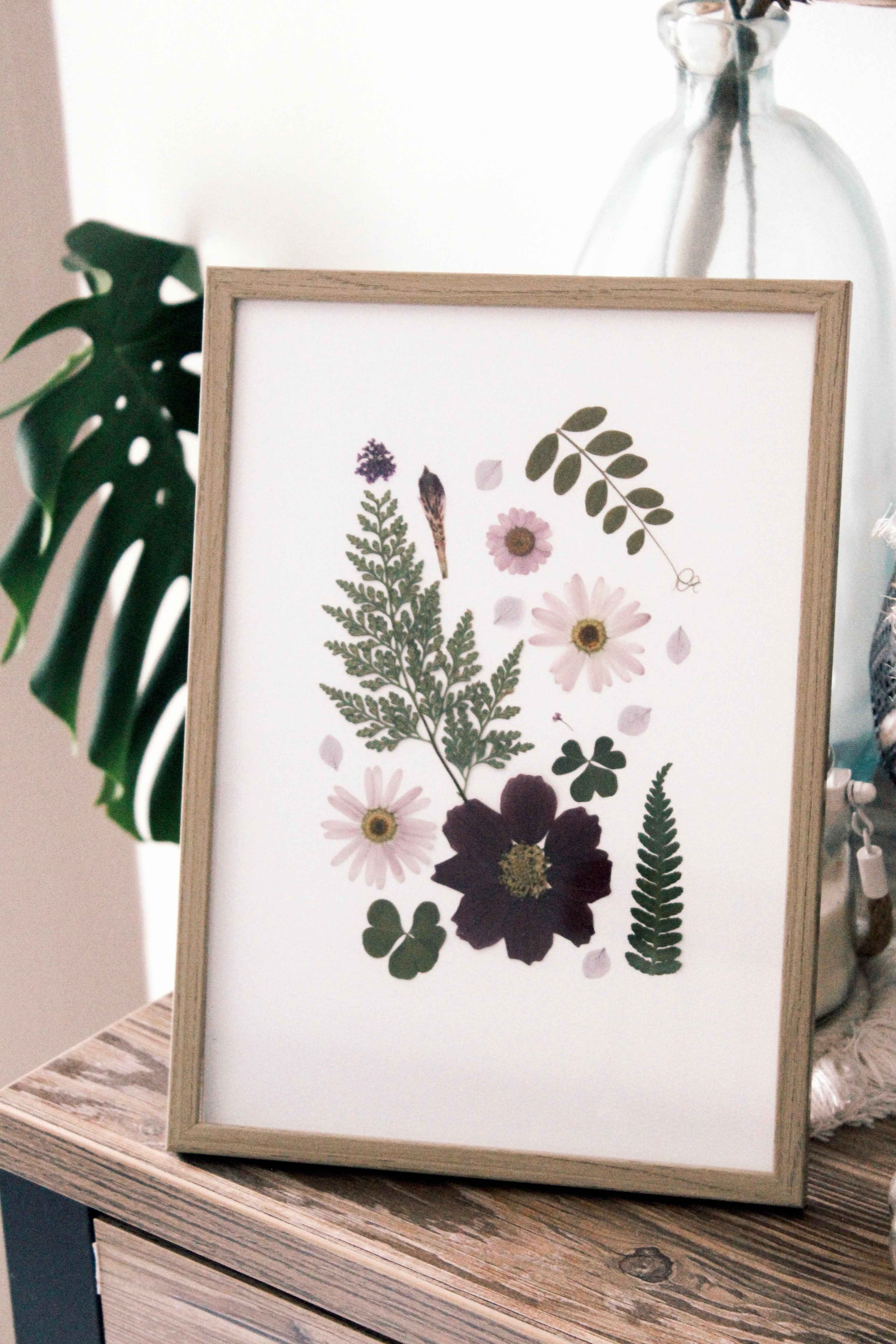 Cadre avec fleurs séchées et feuilles artisanales, décoration naturelle pour intérieur