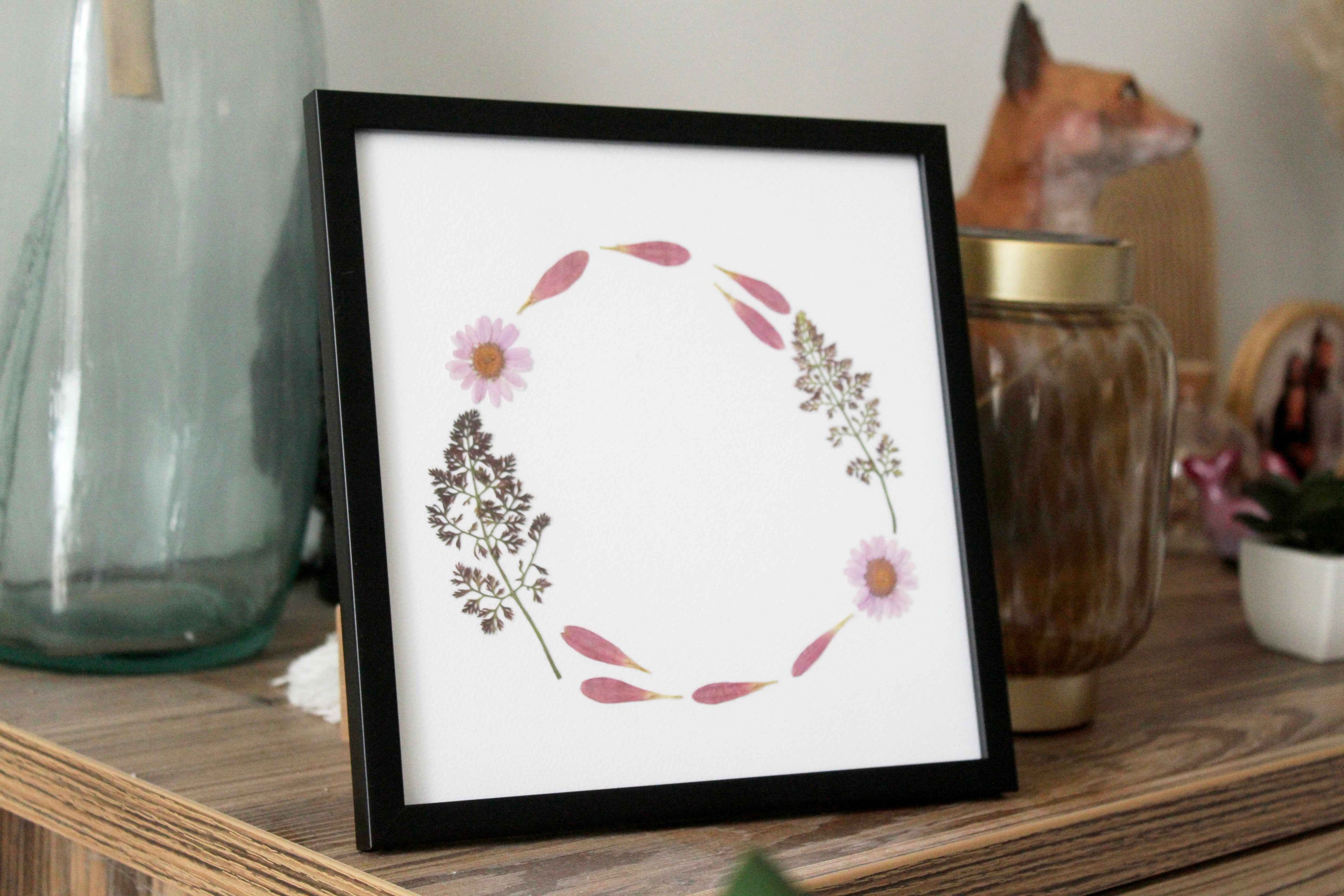 Cadre avec couronne de fleurs séchées artisanales, décoration naturelle poétique pour intérieur