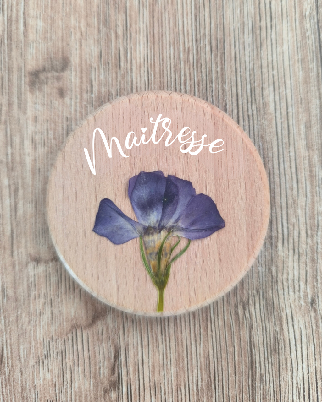 Badge en bois avec fleur séchée violette et inscription 'Maîtresse', cadeau floral artisanal