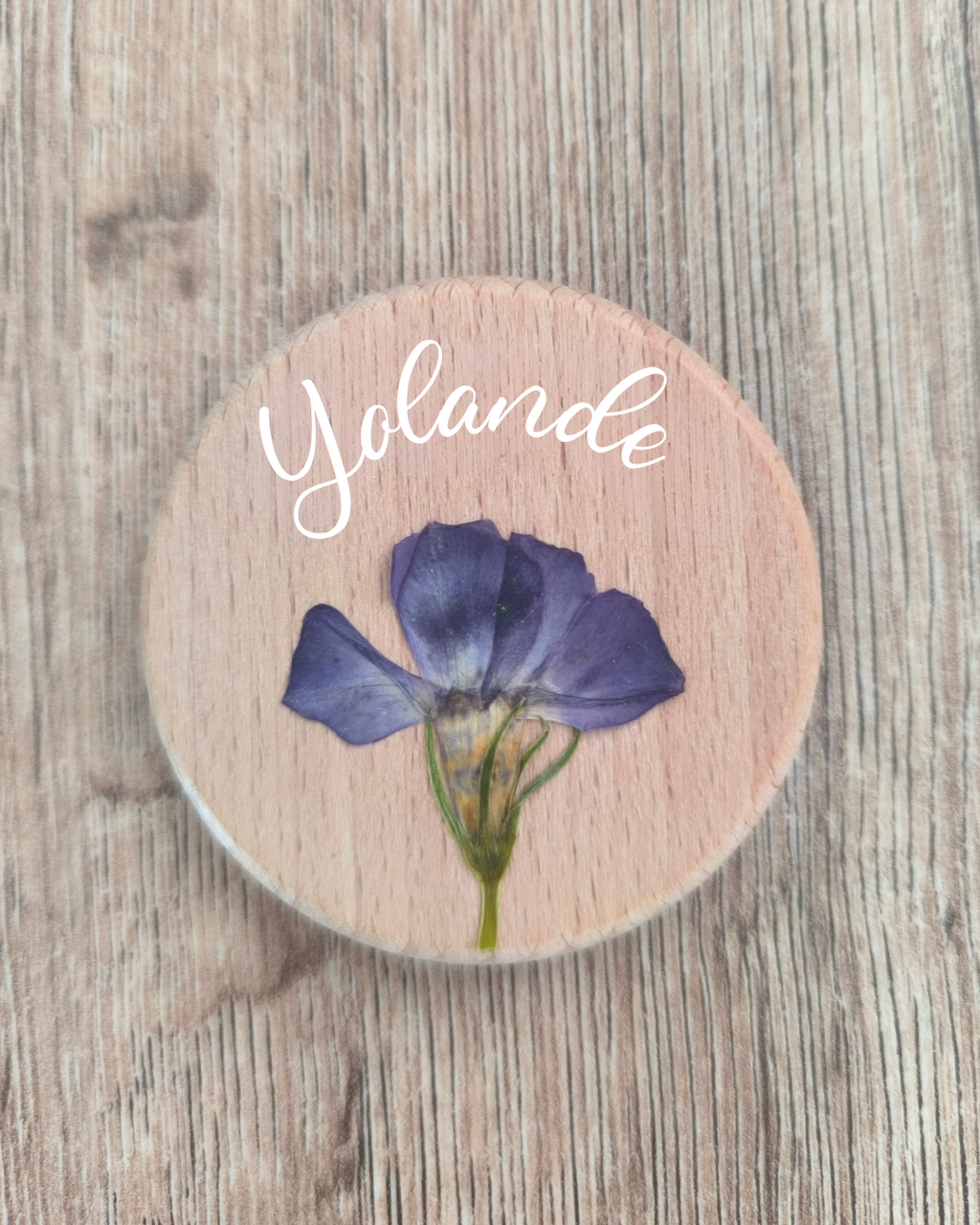 Fleur séchée Yolande sur disque en bois, cadeau floral artisanal