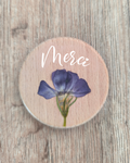 Disque en bois avec fleur séchée violette et inscription 'Merci', cadeau floral artisanal