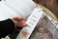 Marque-page floral avec citation 'Lire, c'est rêver les yeux ouverts', idéal cadeau lecteur