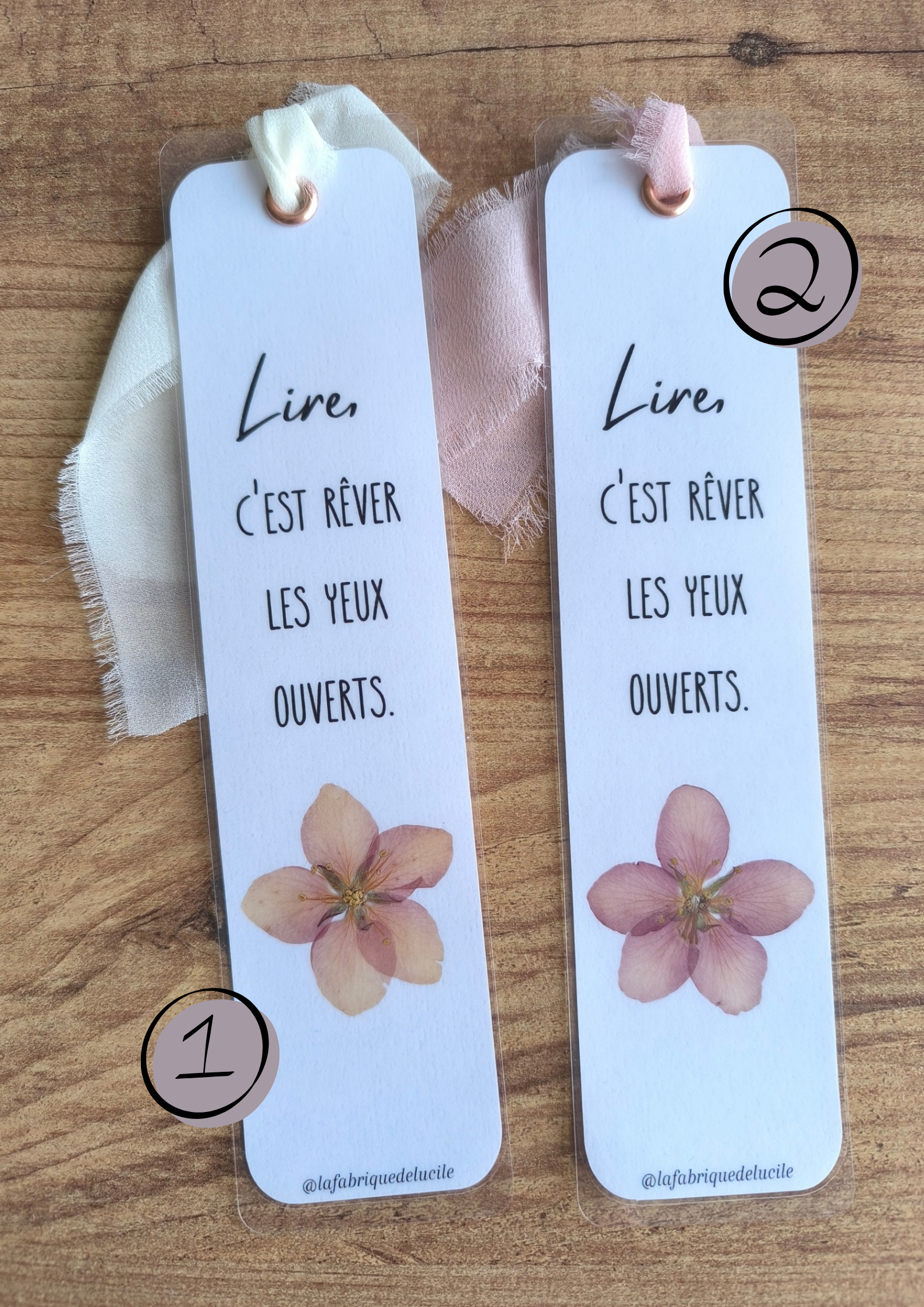 Marque-pages floraux avec fleur séchée et citation 'Lire, c'est rêver les yeux ouverts', idéal cadeau lecteur