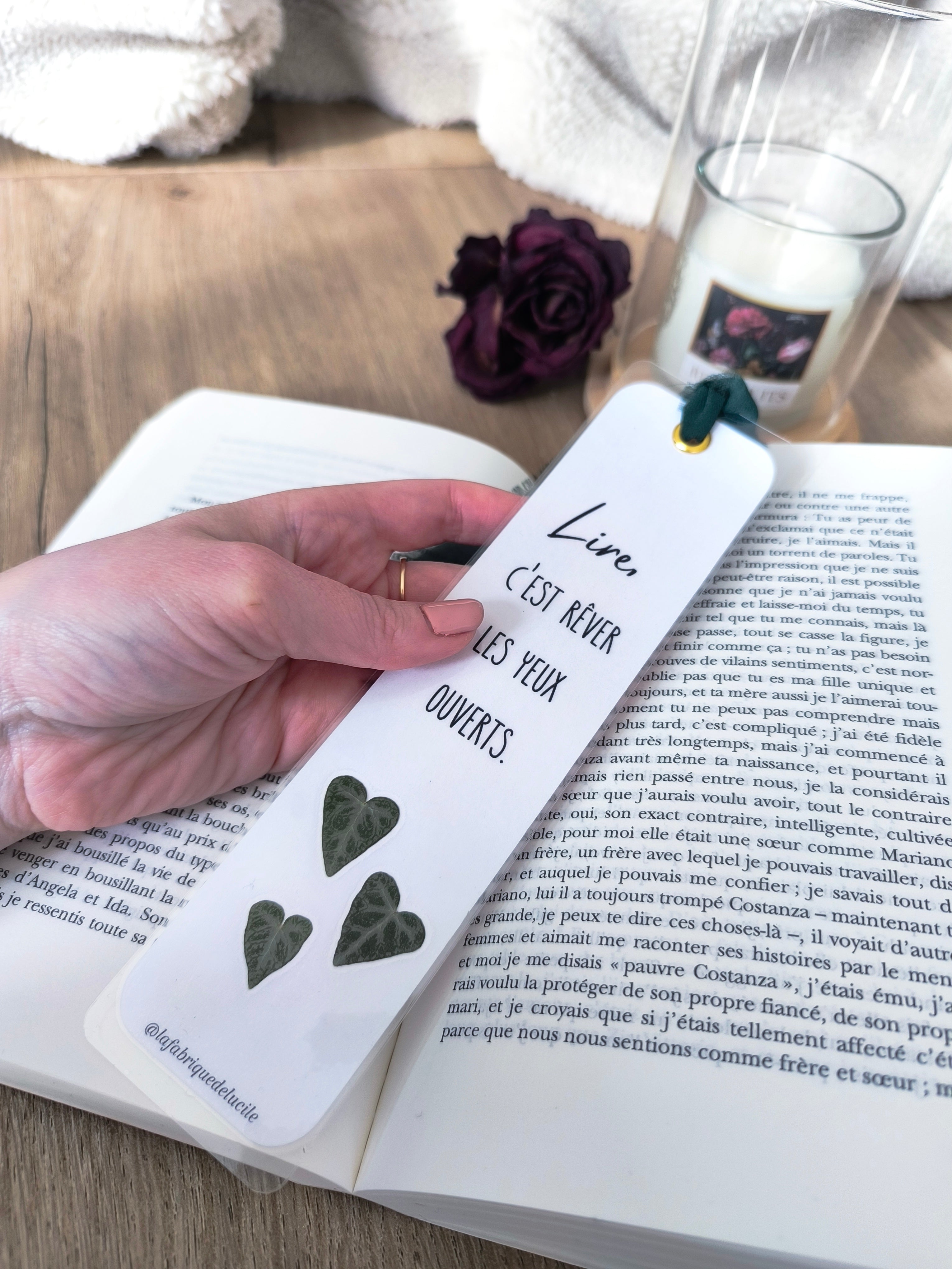 Marque-page floral en forme de cœur avec citation 'Lire, c'est rêver les yeux ouverts', idéal cadeau lecture