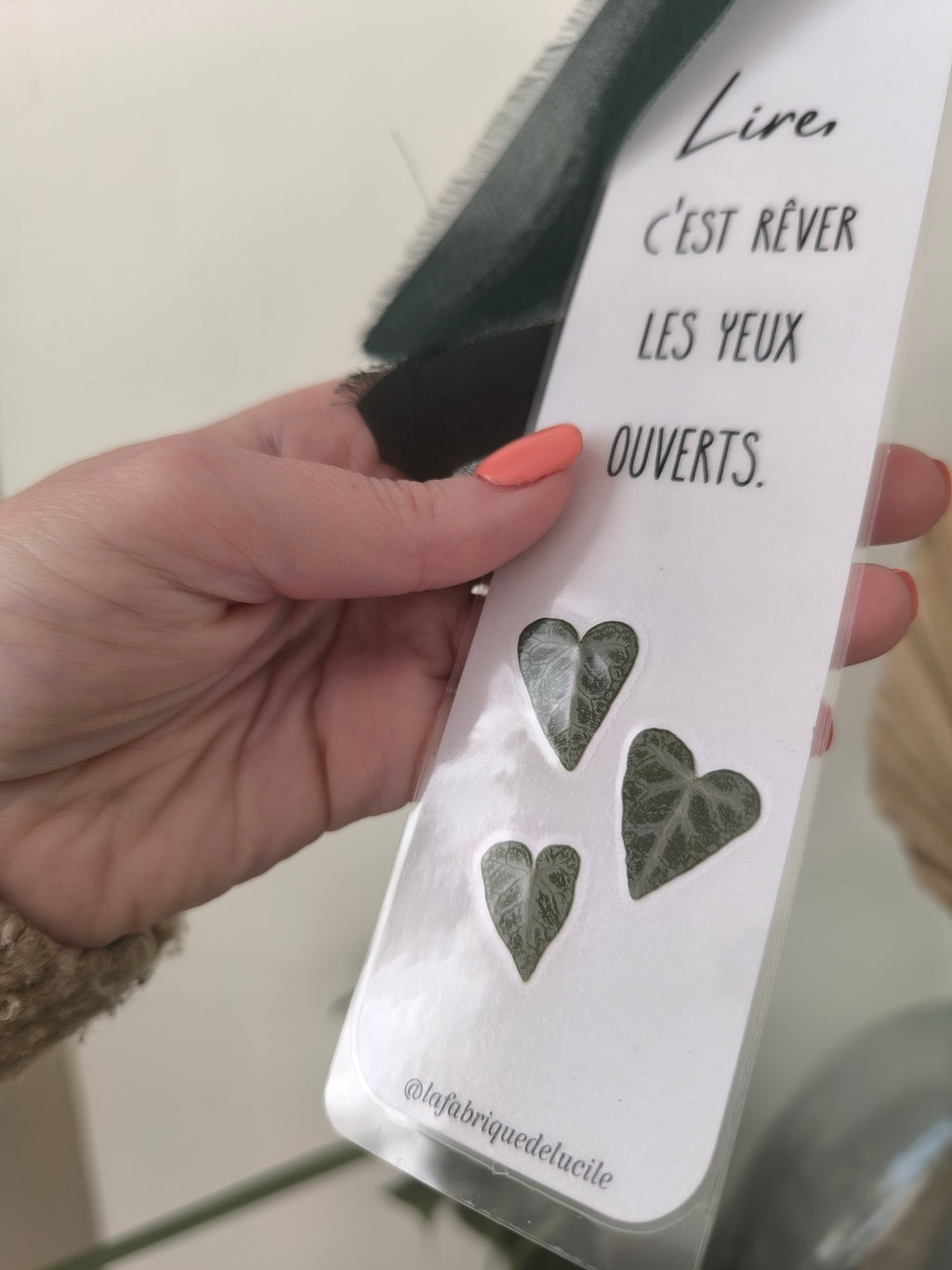 Marque-page en feuilles séchées en forme de cœur, avec citation 'Lire, c'est rêver les yeux ouverts', idéal cadeau floral artisanal.