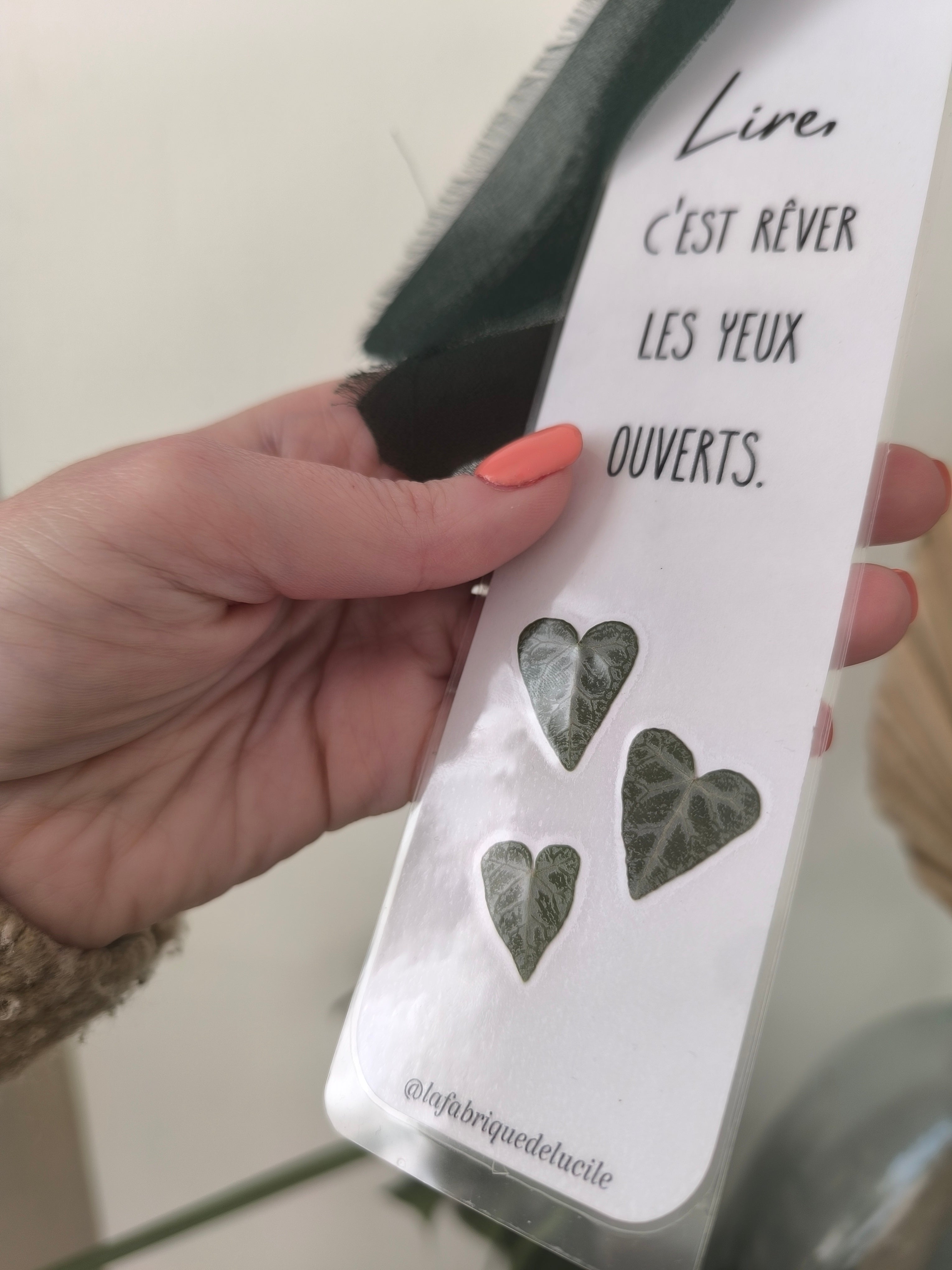 Marque-page en feuilles séchées en forme de cœur, avec citation 'Lire, c'est rêver les yeux ouverts', idéal cadeau floral artisanal.