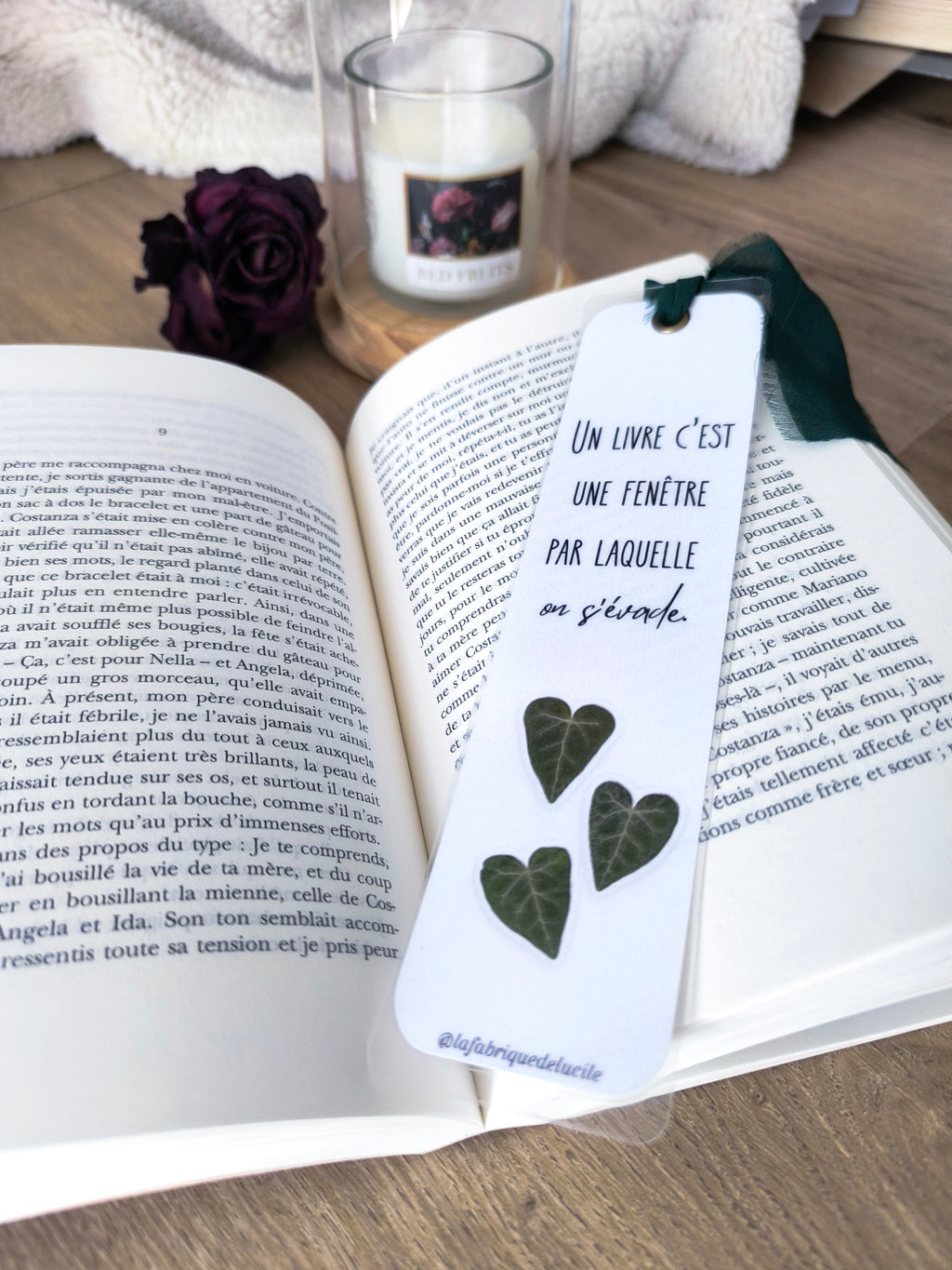 Marque-page en feuilles séchées en forme de cœur avec citation 'Un livre c'est une fenêtre par laquelle on s'évade', idéal cadeau lecteur