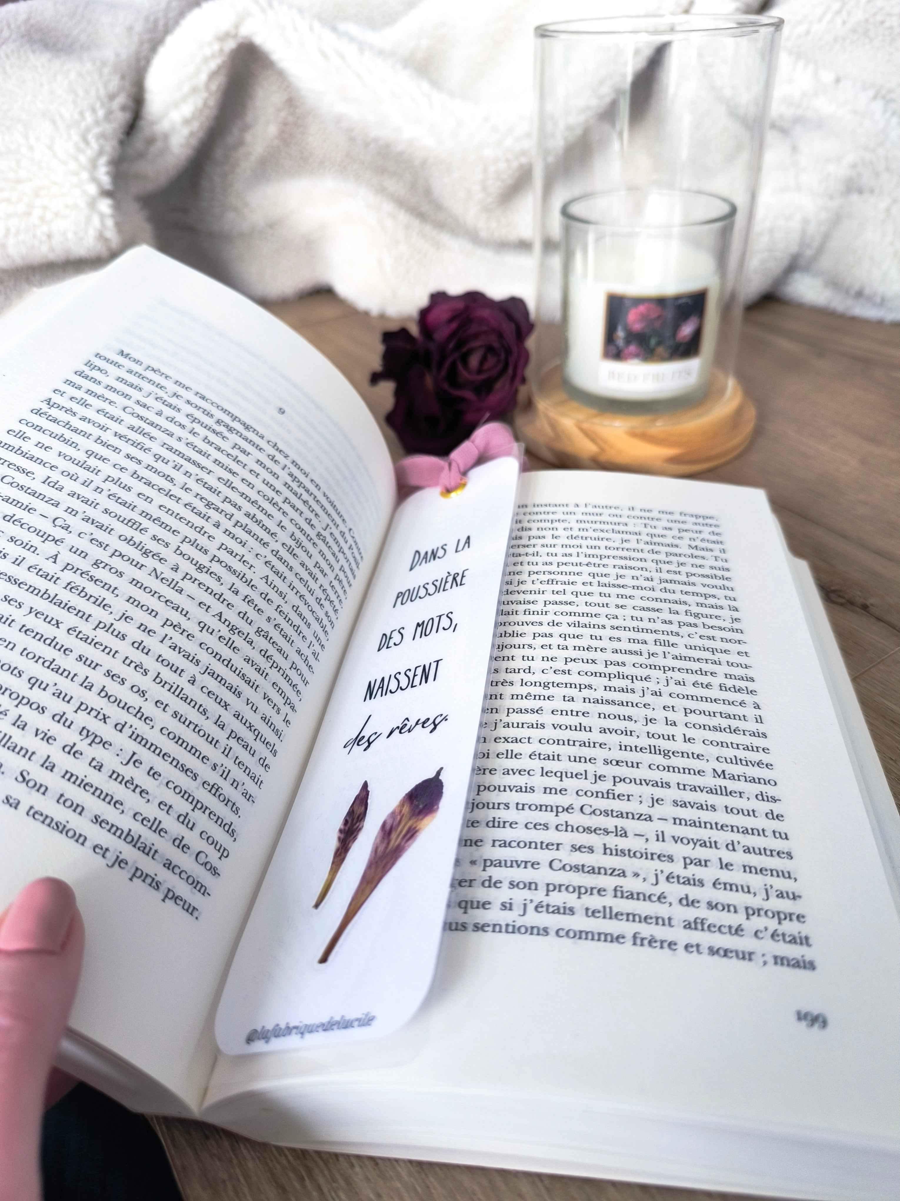 Marque-page floral avec citation 'Dans la poussière des mots, naissent des rêves', idéal pour cadeau lecteur