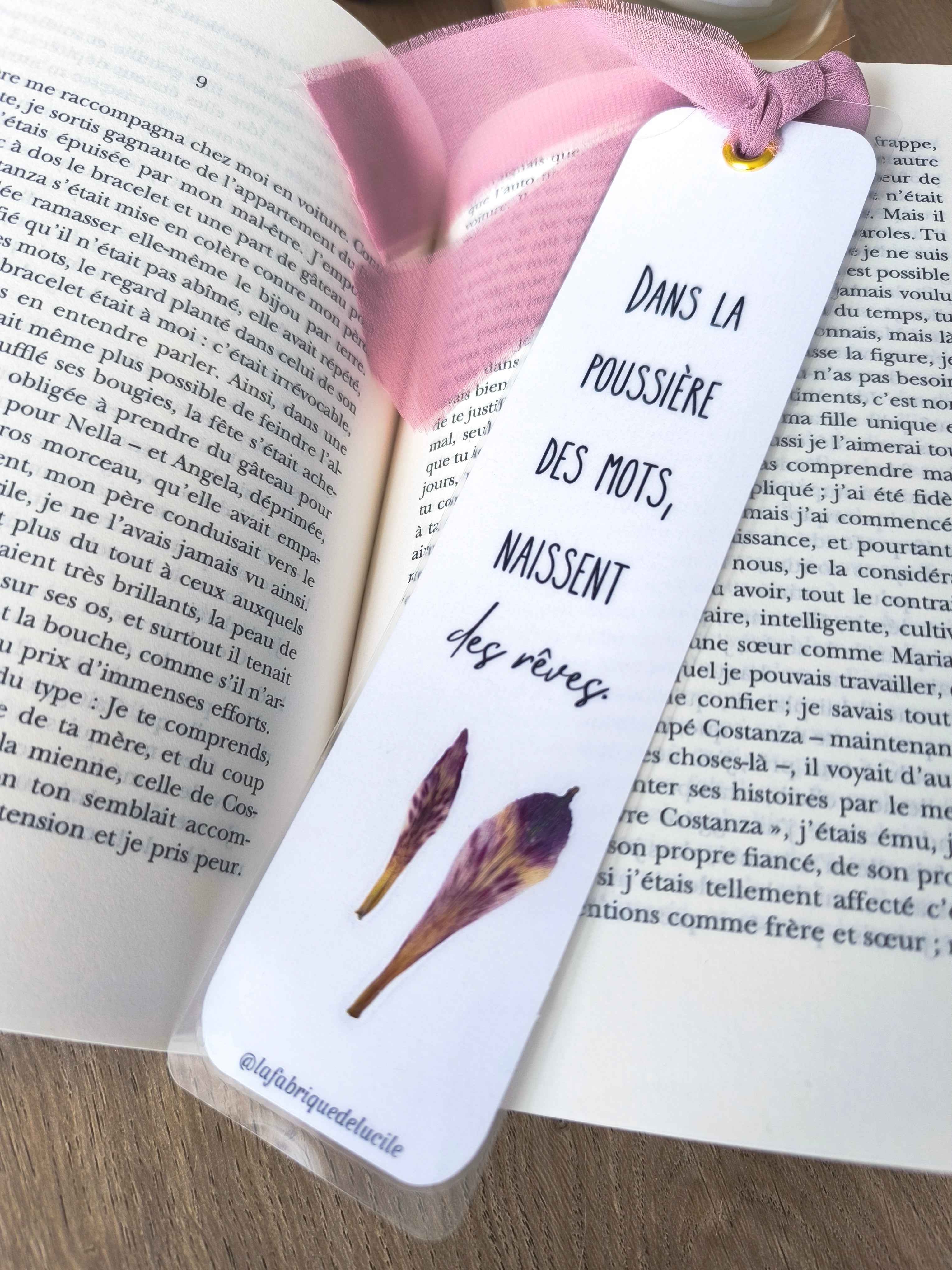 Marque-page floral avec citation 'Dans la poussière des mots, naissent des rêves', ruban rose, fleurs séchées