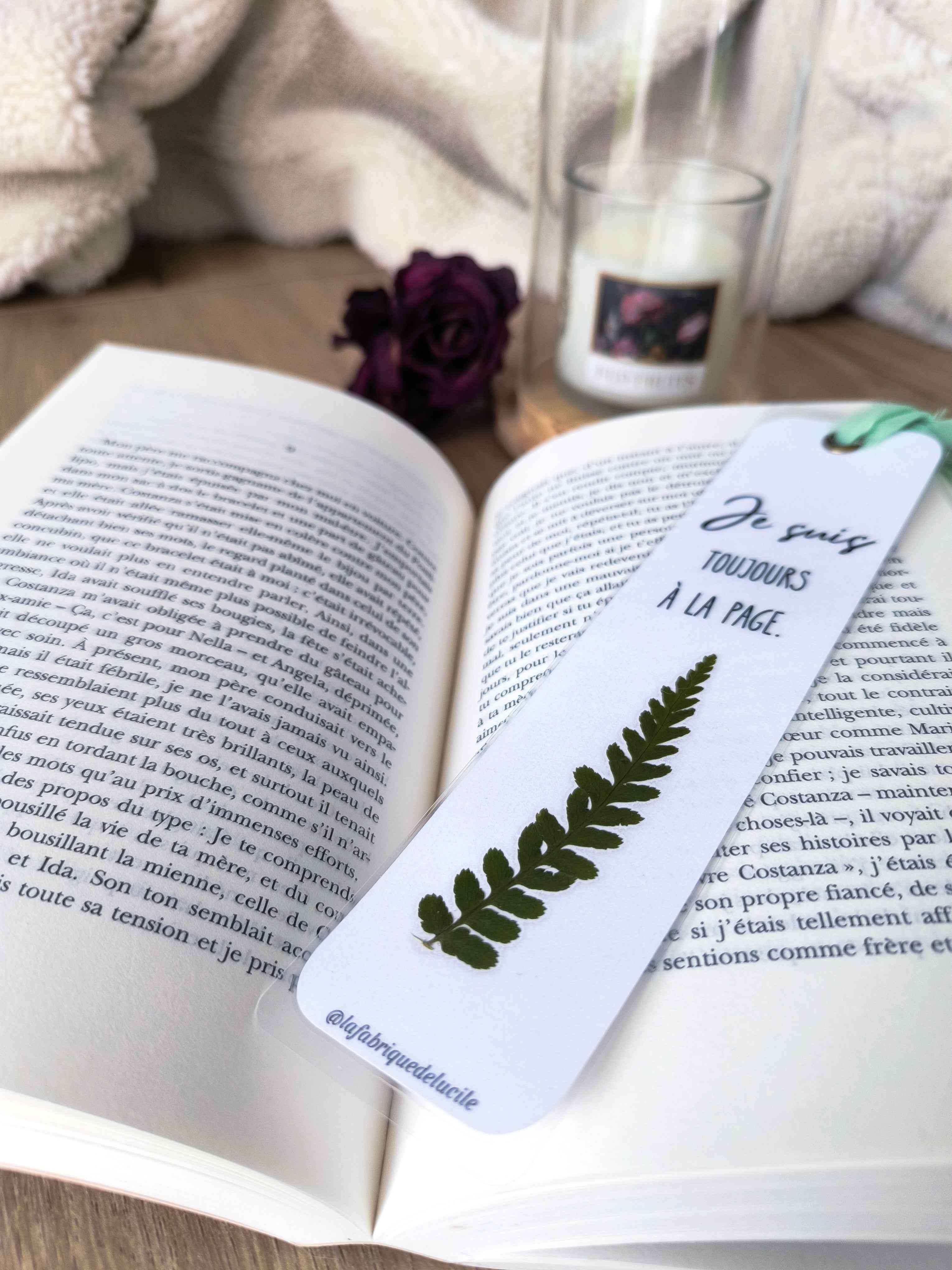 Marque-page en feuille séchée avec citation 'Je suis toujours à la page', idéal pour lecteurs et cadeaux floraux