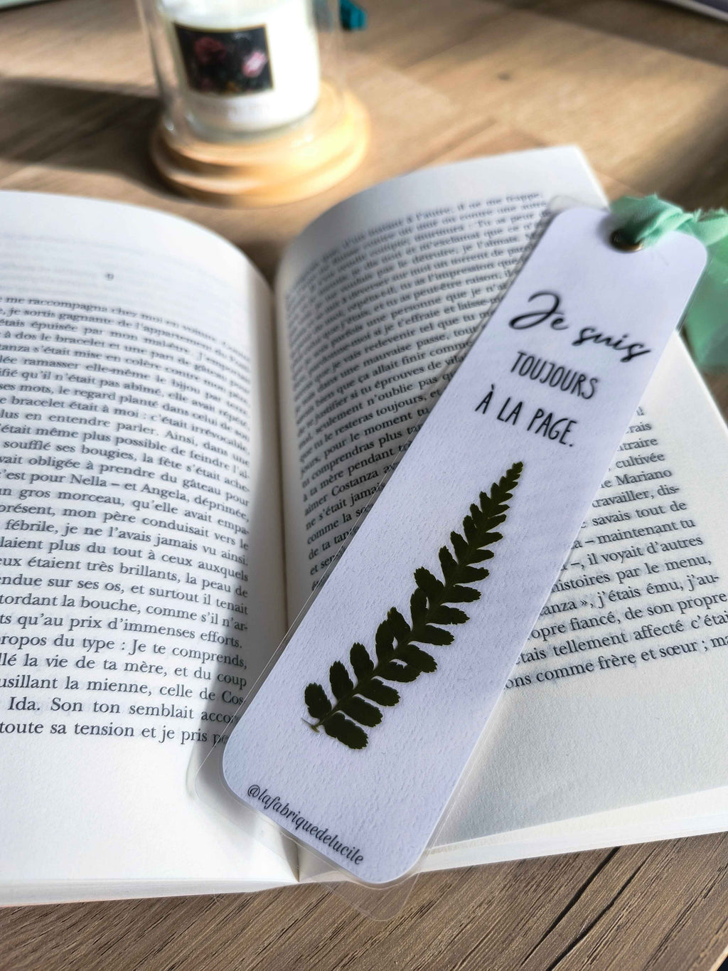 Marque-page floral avec feuille séchée et citation 'Je suis toujours à la page', idéal cadeau lecteur