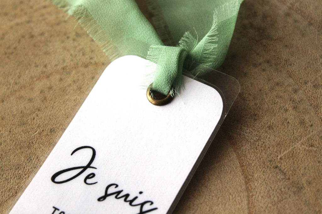Étiquette cadeau blanche avec ruban vert menthe, idéale pour cadeaux floraux et herbiers