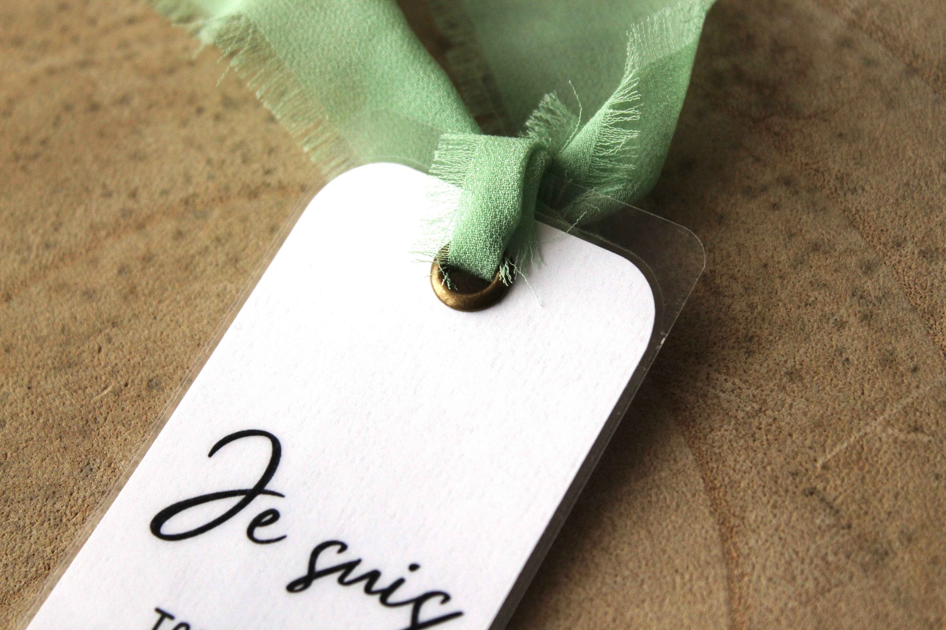 Étiquette cadeau blanche avec ruban vert menthe, idéale pour cadeaux floraux et herbiers
