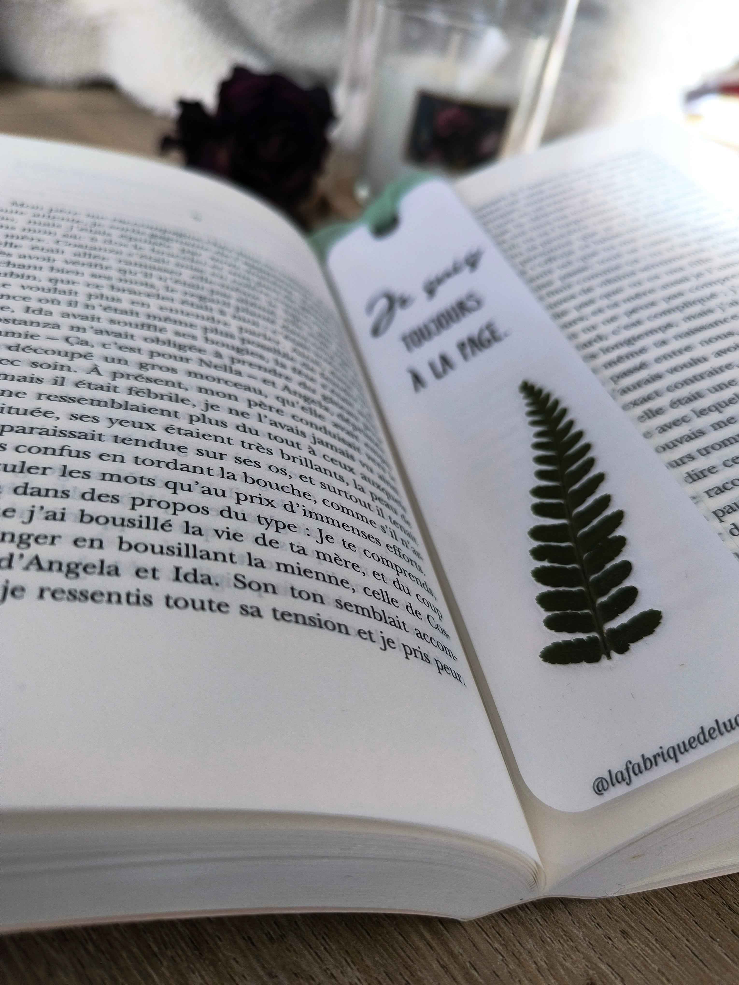 Marque-page floral avec feuille de fougère et citation, idéal pour cadeau ou lecture