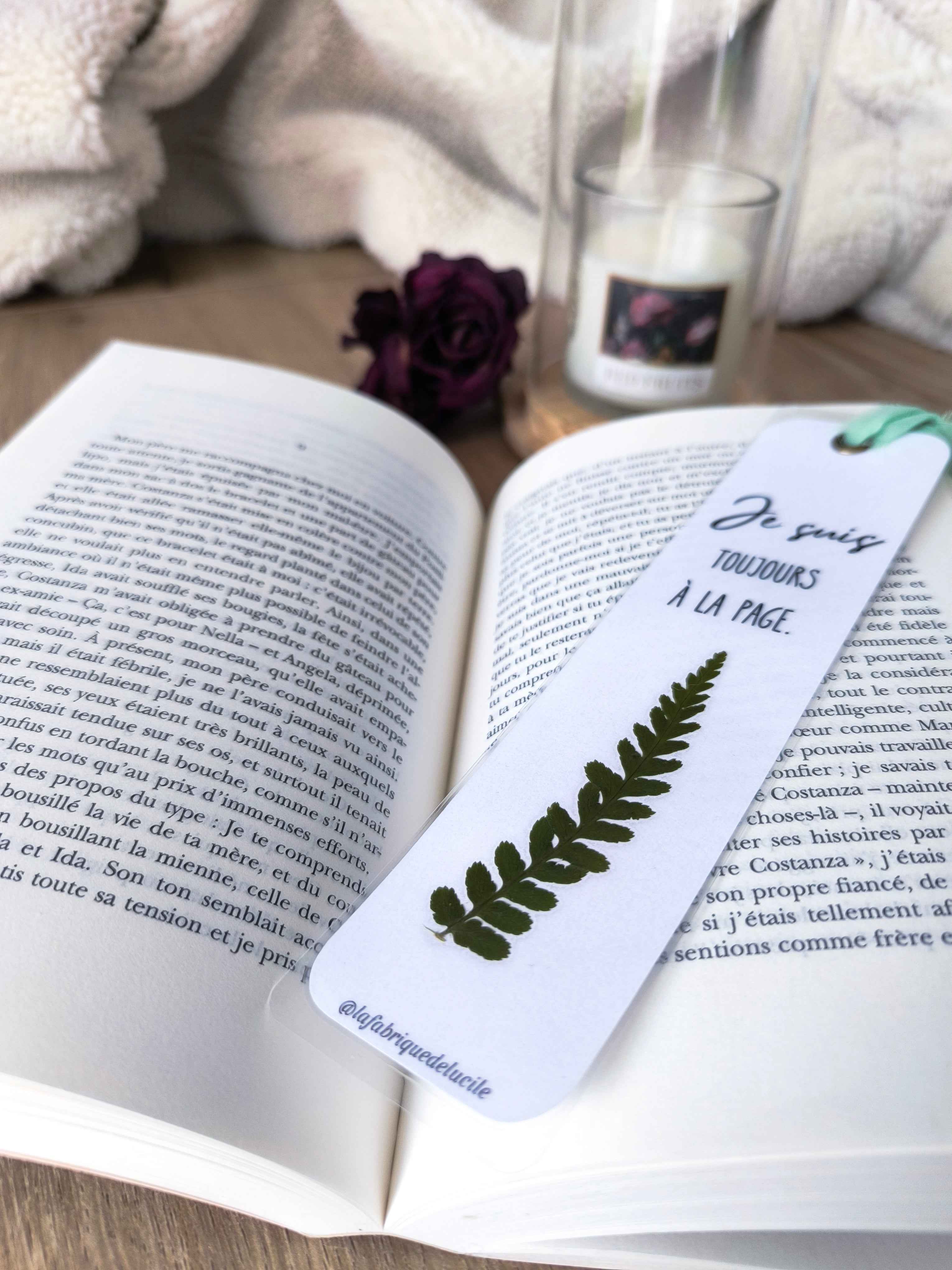 Marque-page floral avec feuille de fougère et citation 'Je suis toujours à la page', idéal cadeau lecteur