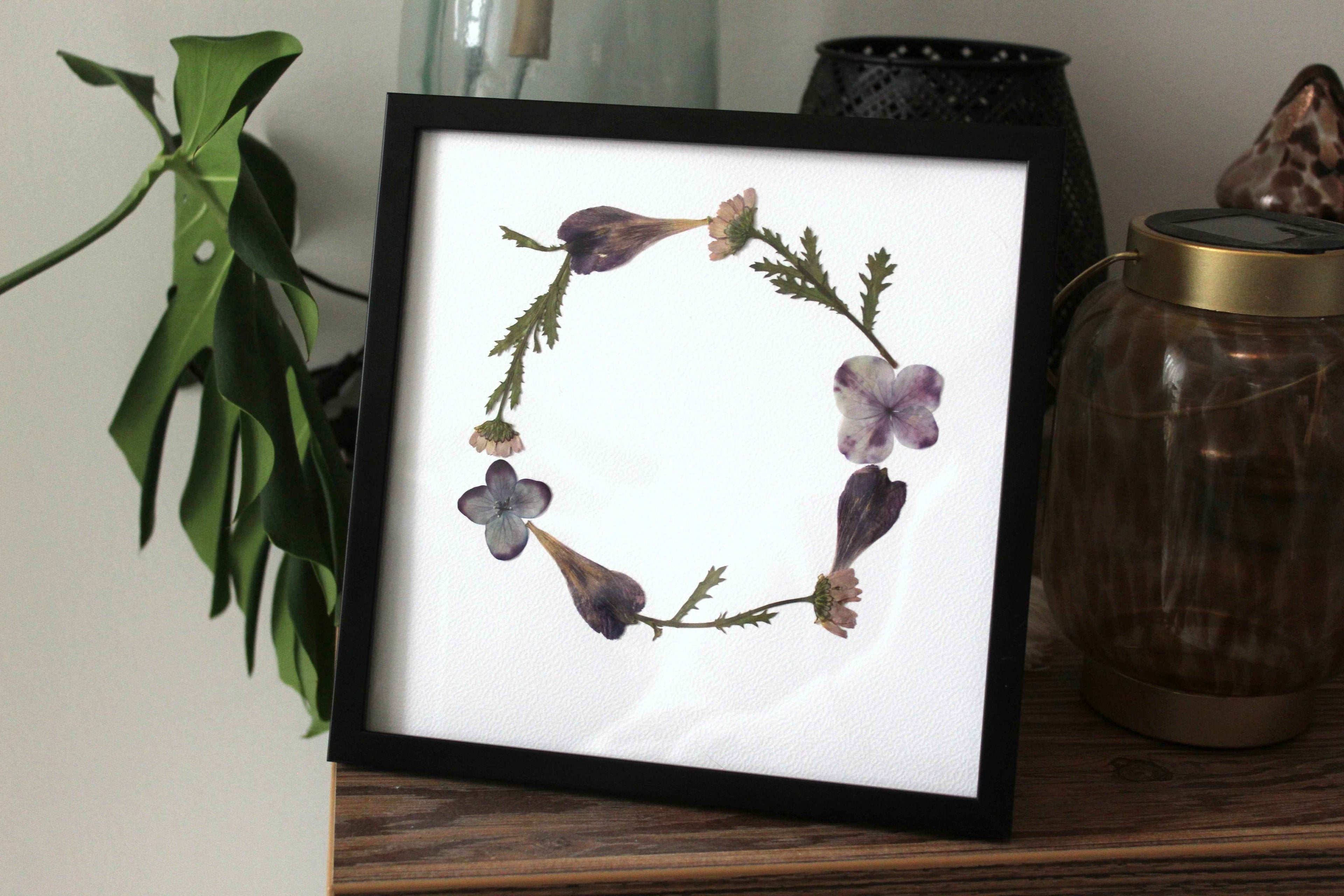 Cadre avec couronne de fleurs séchées artisanales pour décoration intérieure poétique