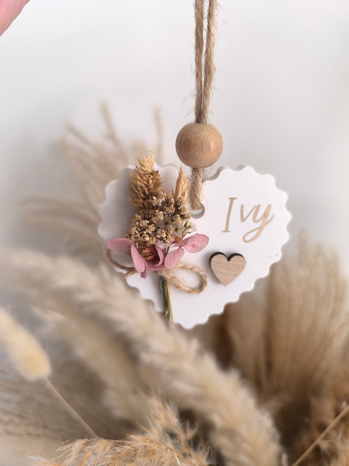 Médaillon rond coeur dentelé personnalisée en fleurs séchées