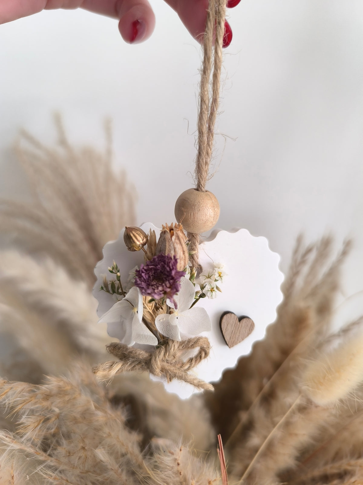 Médaillon rond coeur dentelé personnalisée en fleurs séchées