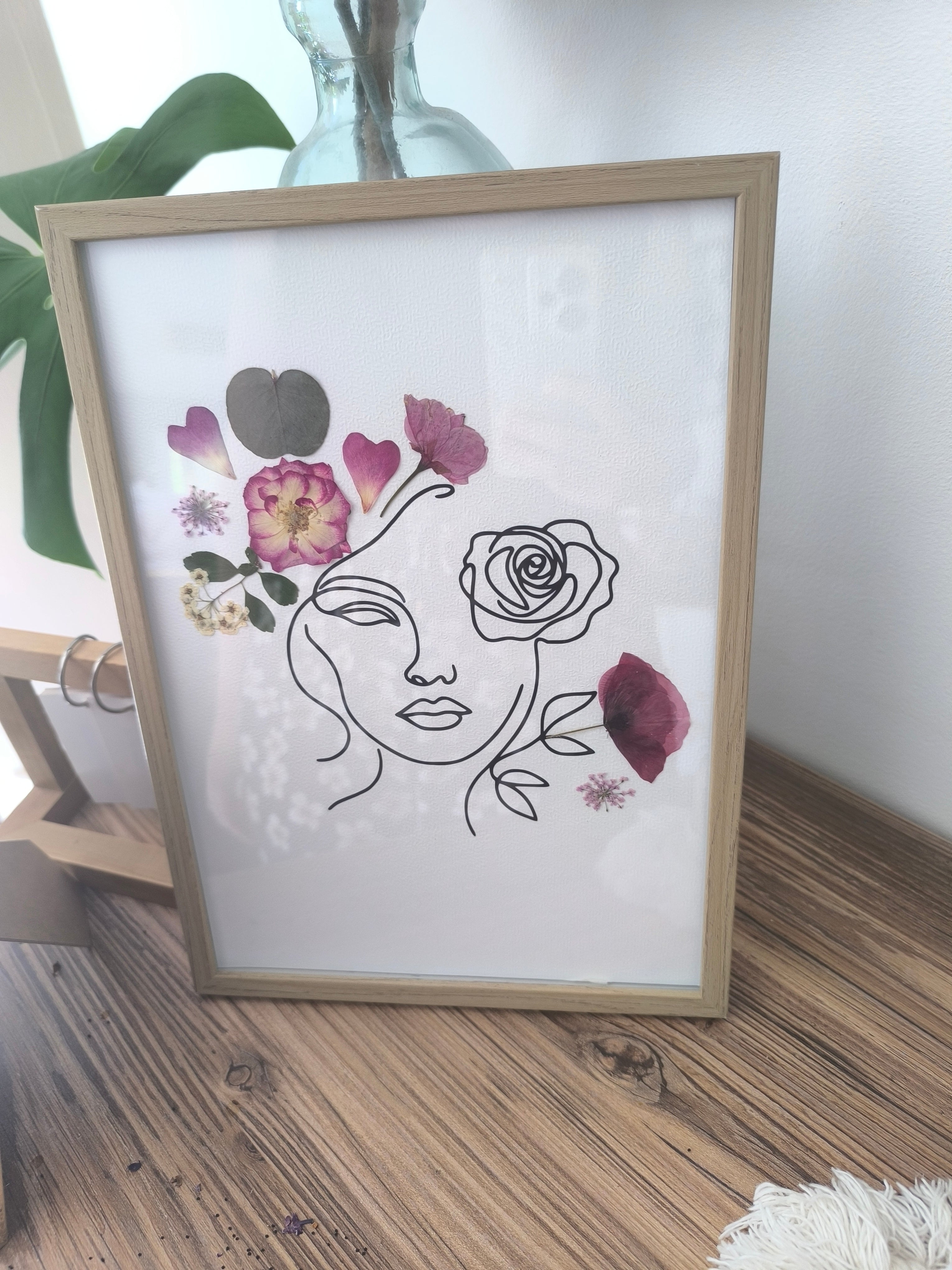 Herbier cadre visage femme fleurie