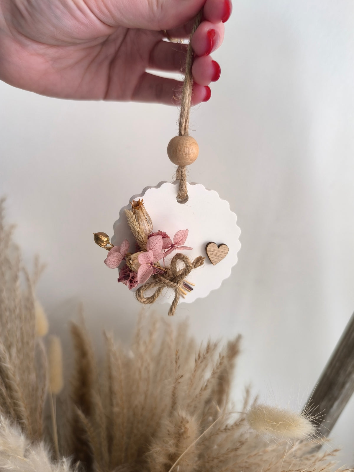 Médaillon rond coeur dentelé personnalisée en fleurs séchées