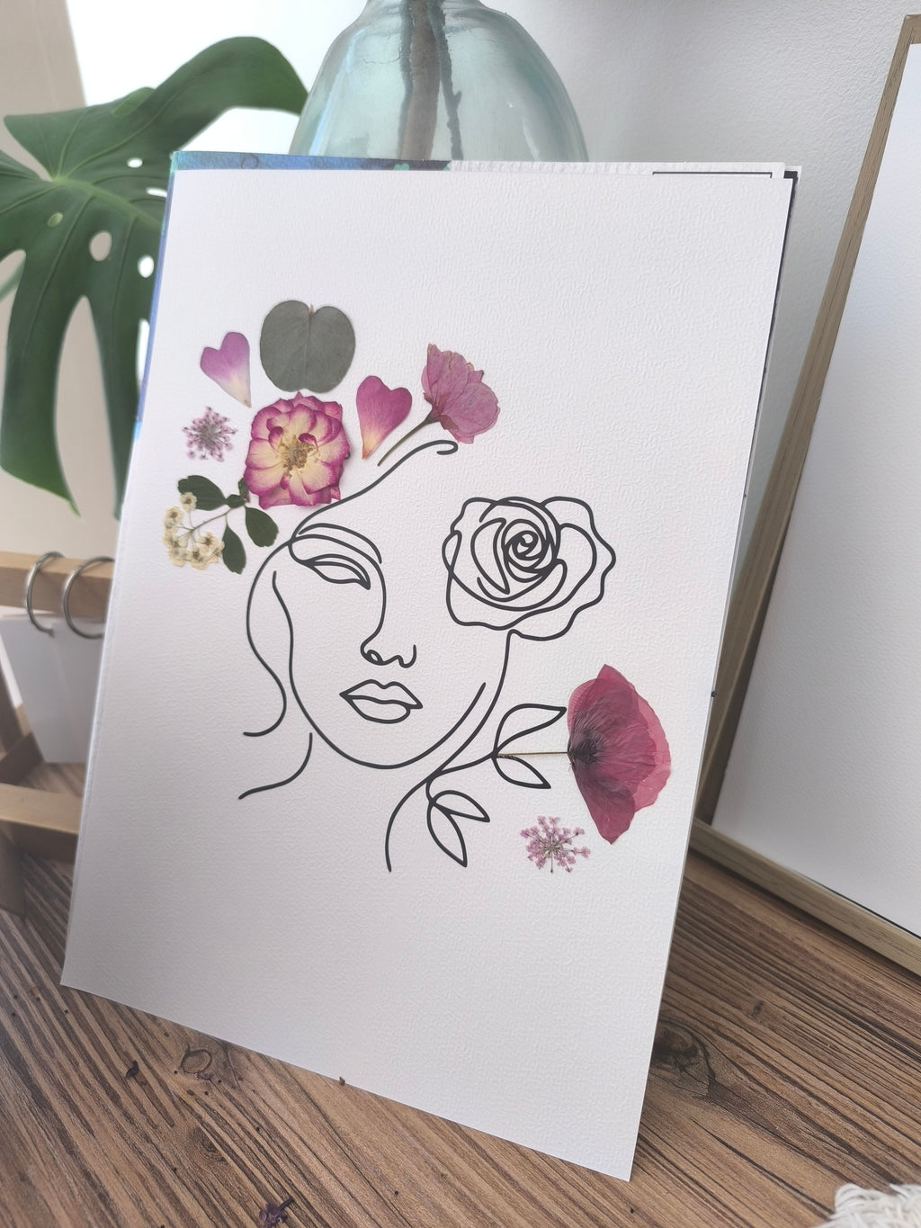 Herbier cadre visage femme fleurie