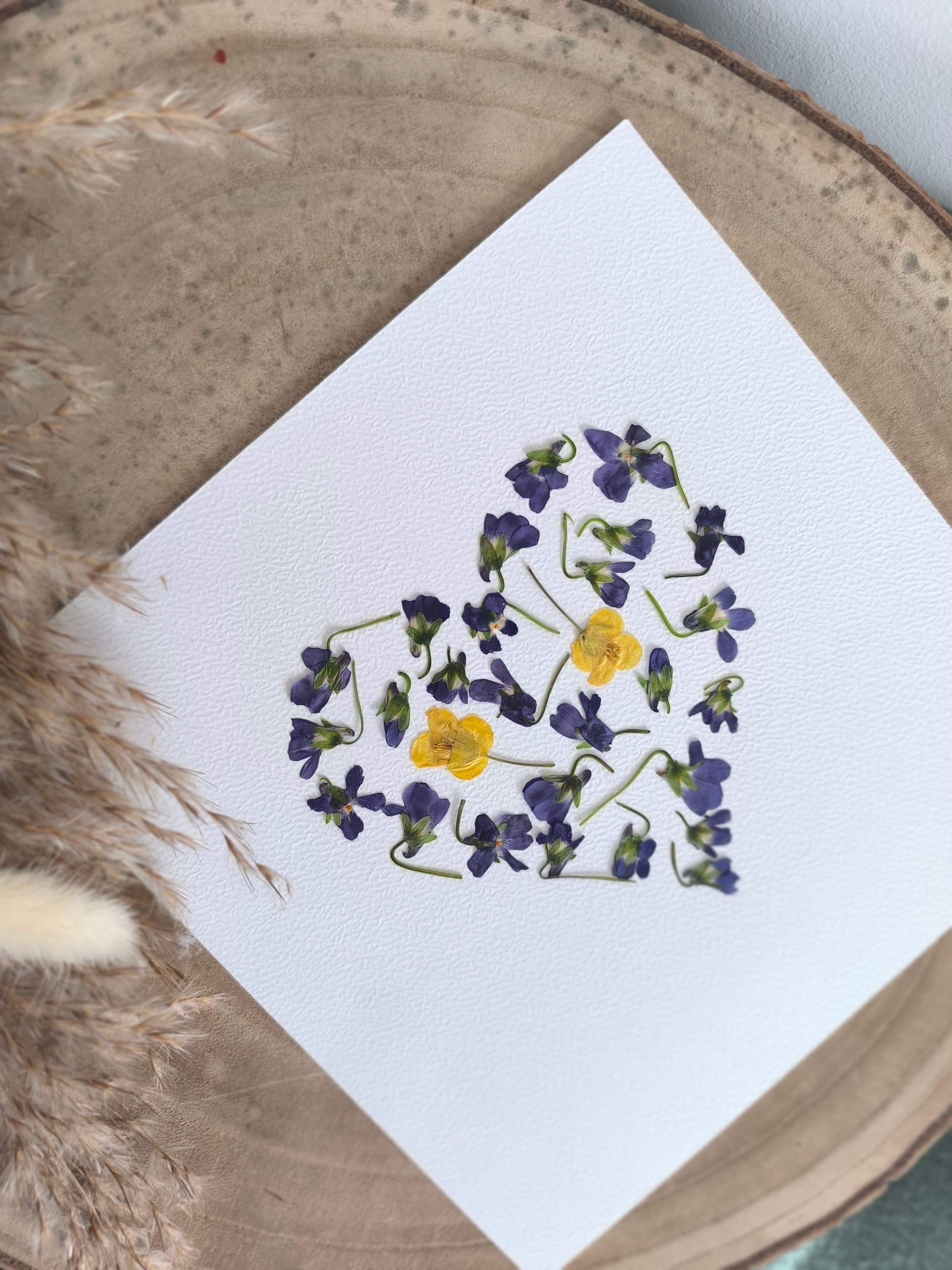 Herbier cœur en fleurs pressées – Cœur de Violettes