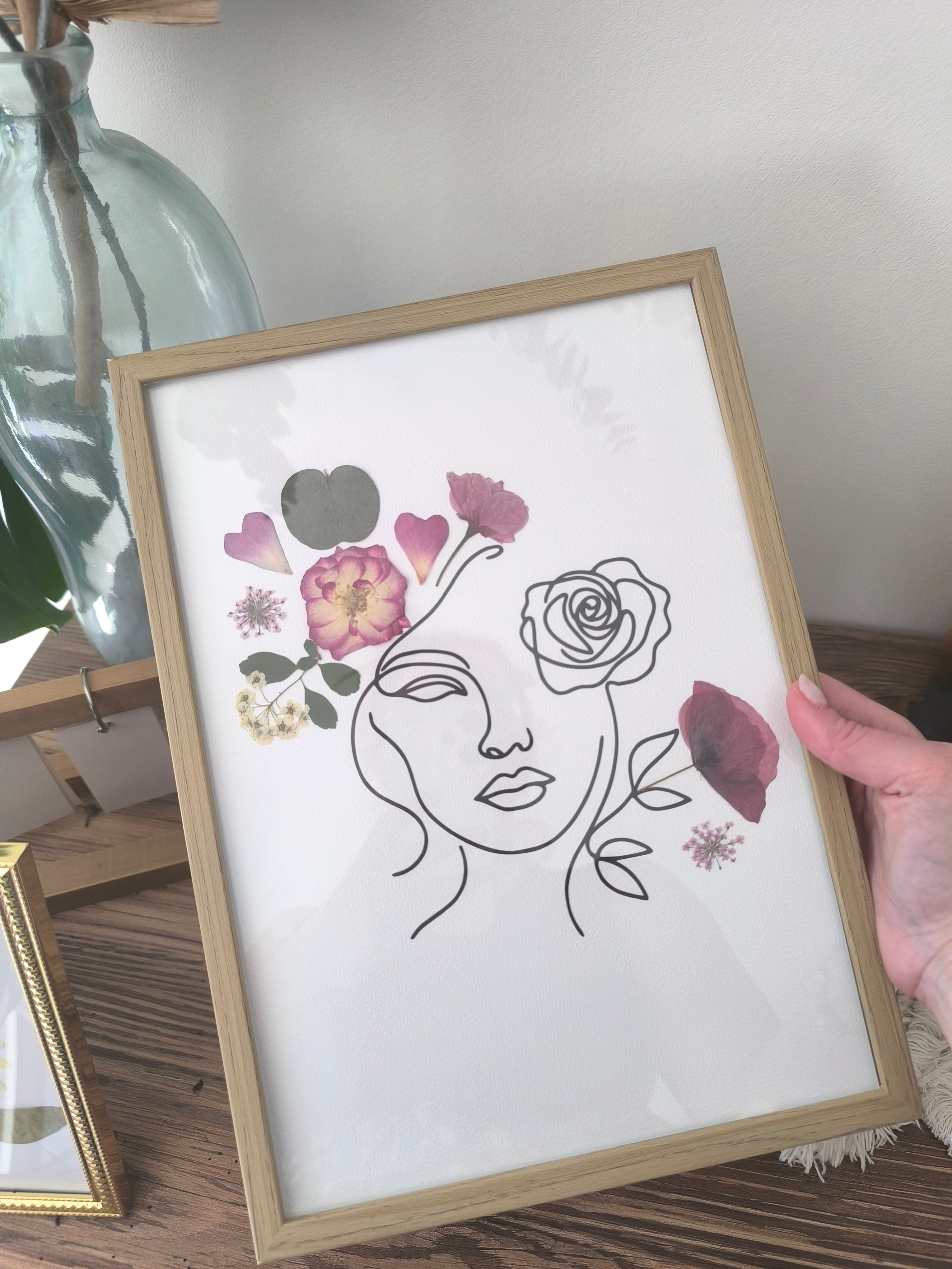 Herbier cadre visage femme fleurie