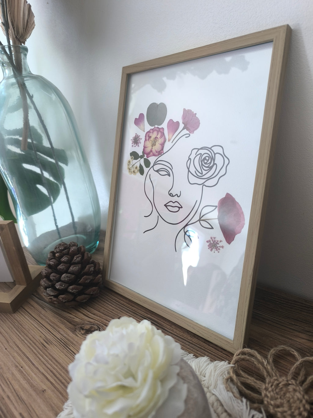 Herbier cadre visage femme fleurie