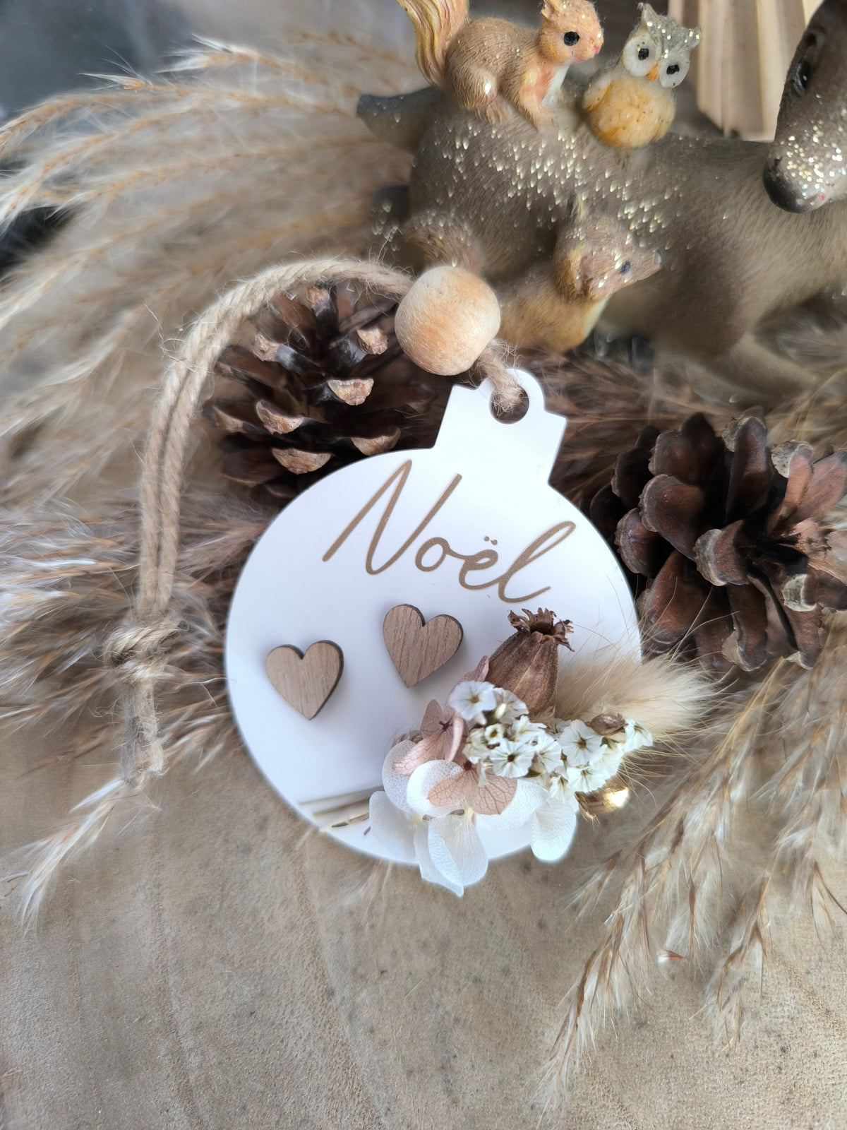 Boule de Noël en fleurs séchées – Décoration de sapin