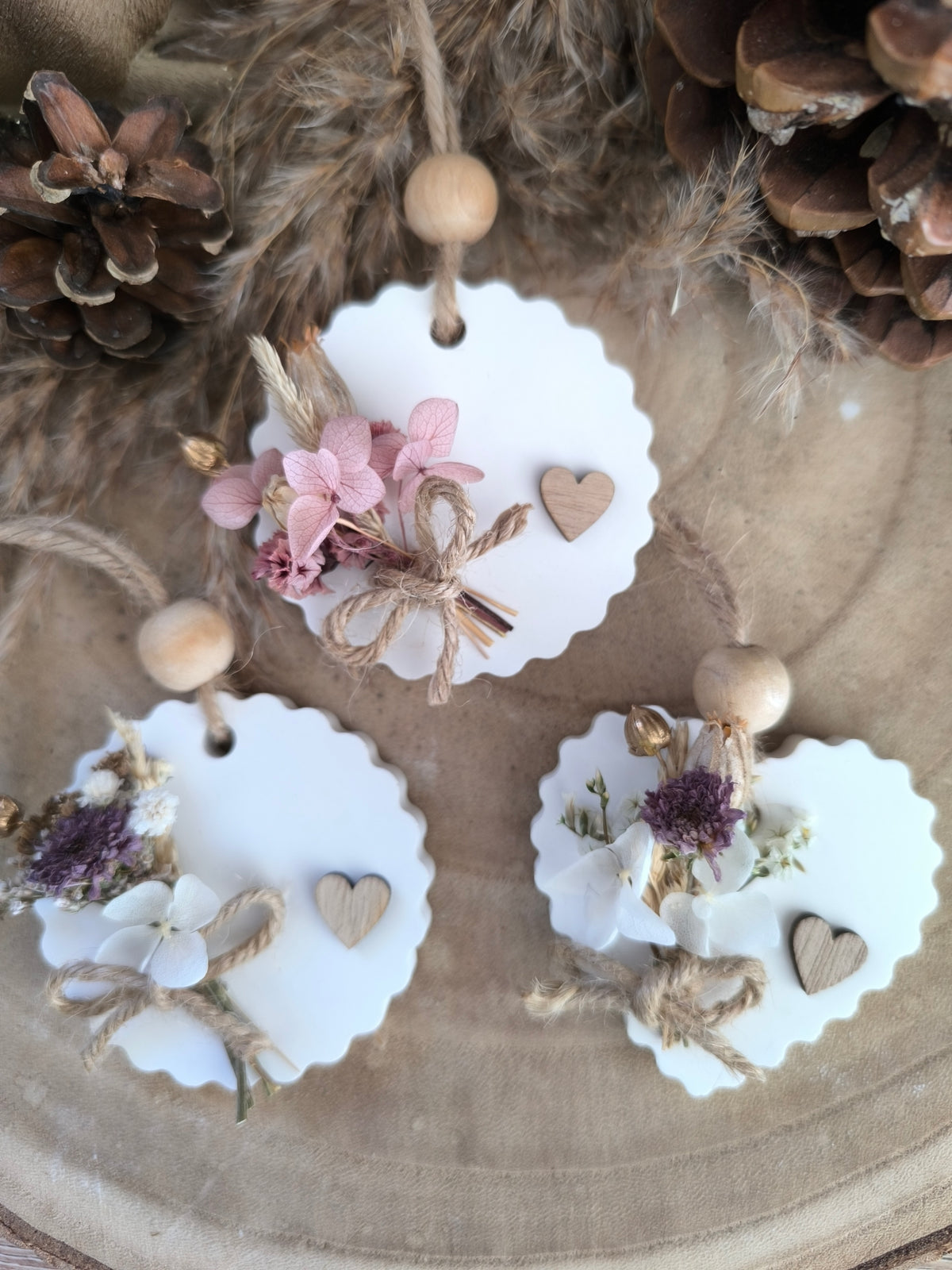 Médaillon rond coeur dentelé personnalisée en fleurs séchées