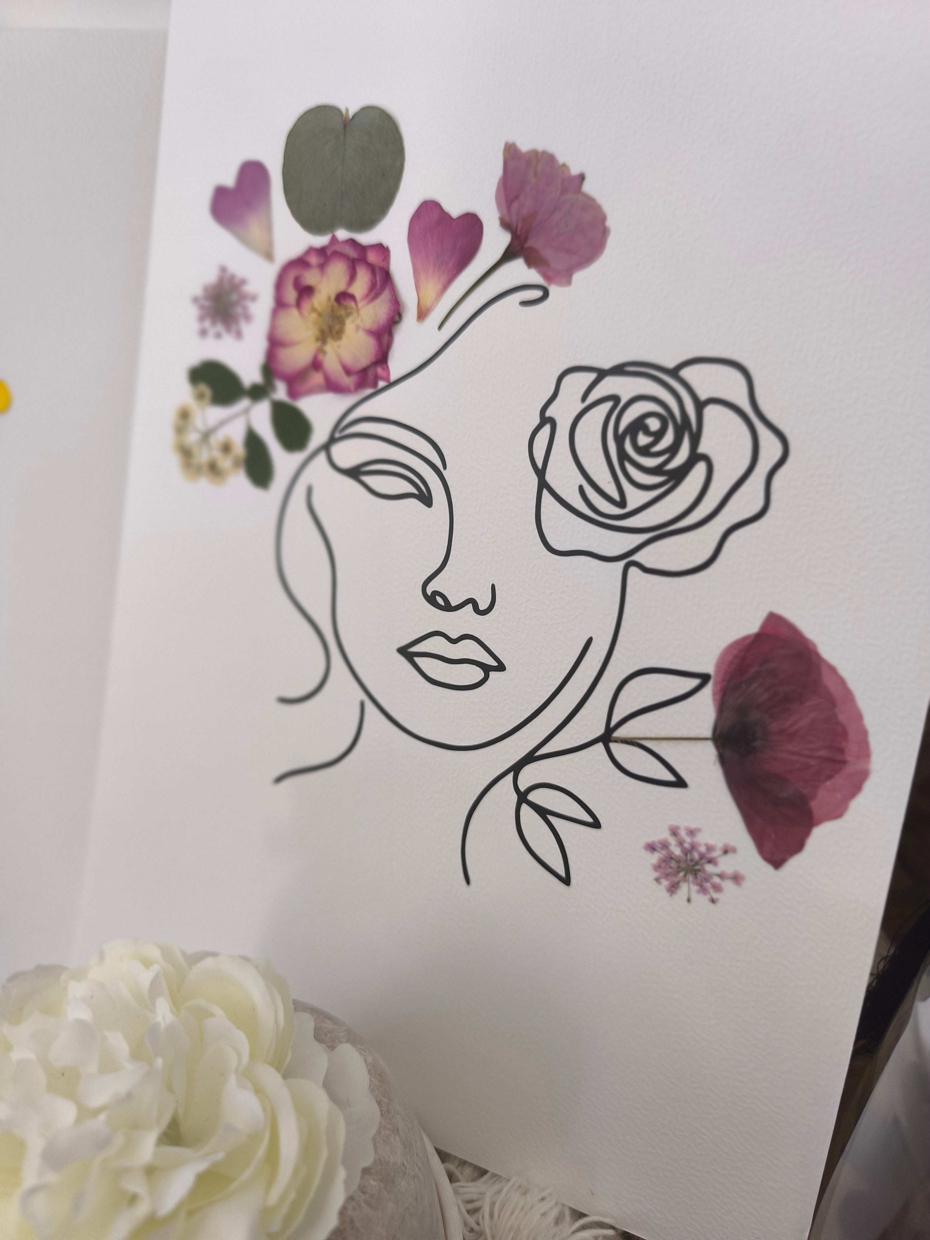 Herbier cadre visage femme fleurie