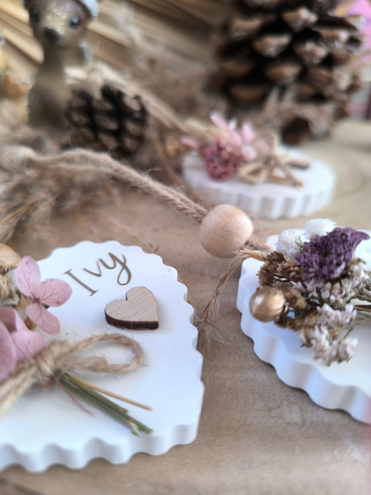 Médaillon rond coeur dentelé personnalisée en fleurs séchées