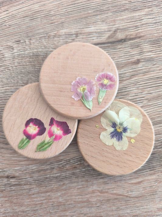 Magnet rond en bois et fleurs séchées personnalisé