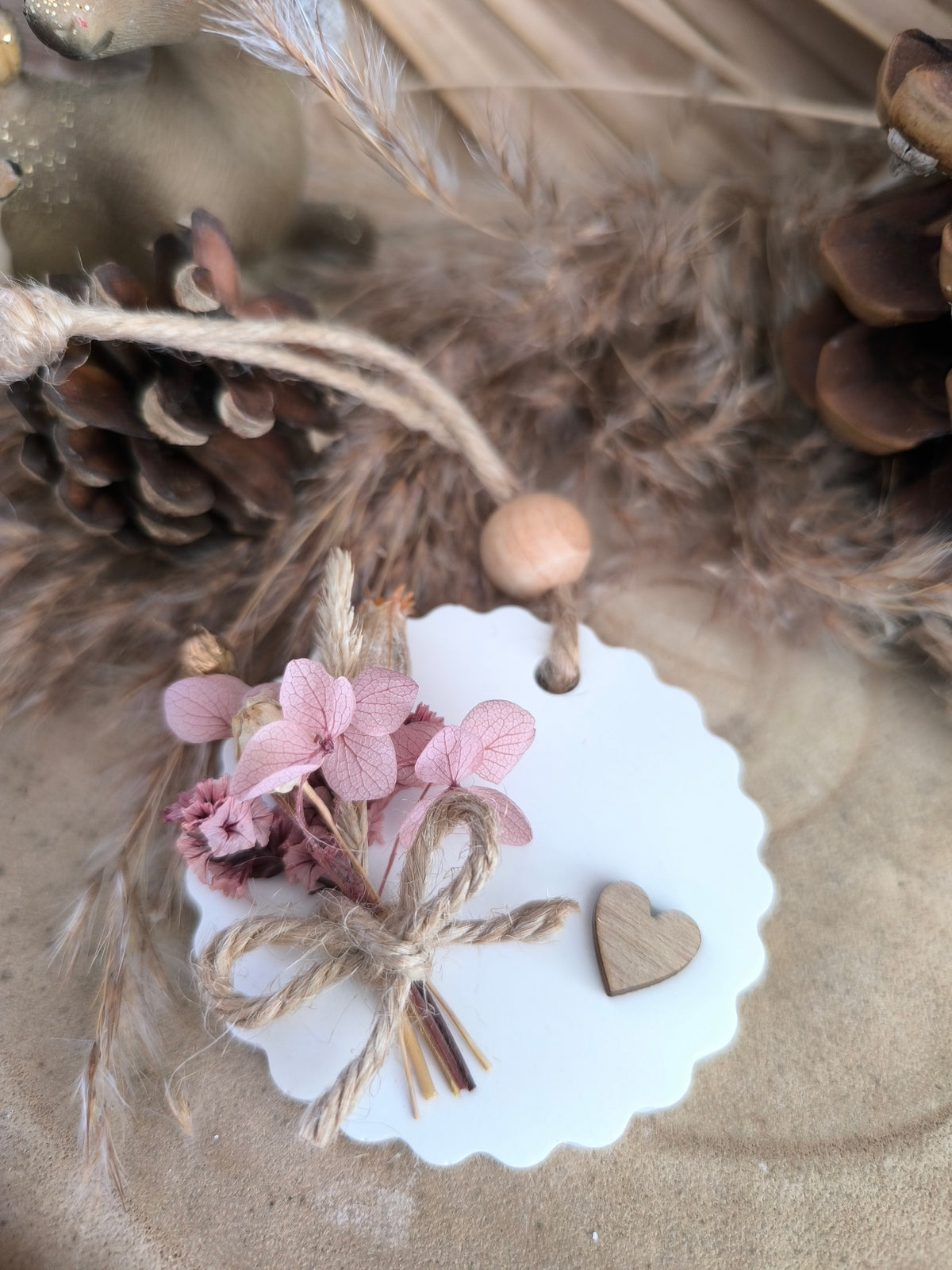 Médaillon rond coeur dentelé personnalisée en fleurs séchées