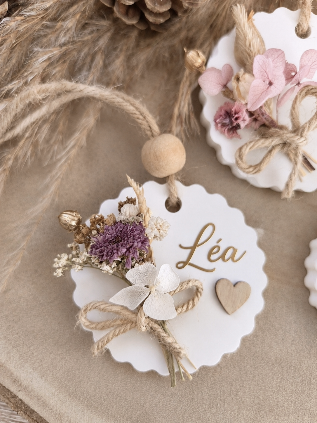 Médaillon rond coeur dentelé personnalisée en fleurs séchées