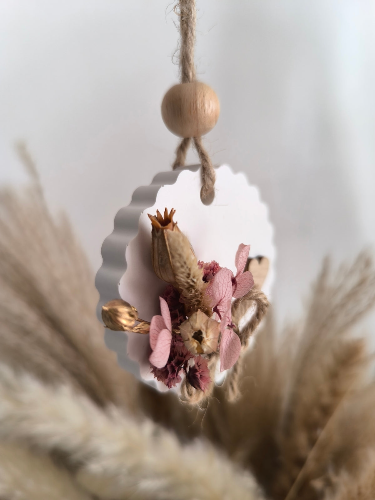 Médaillon rond coeur dentelé personnalisée en fleurs séchées