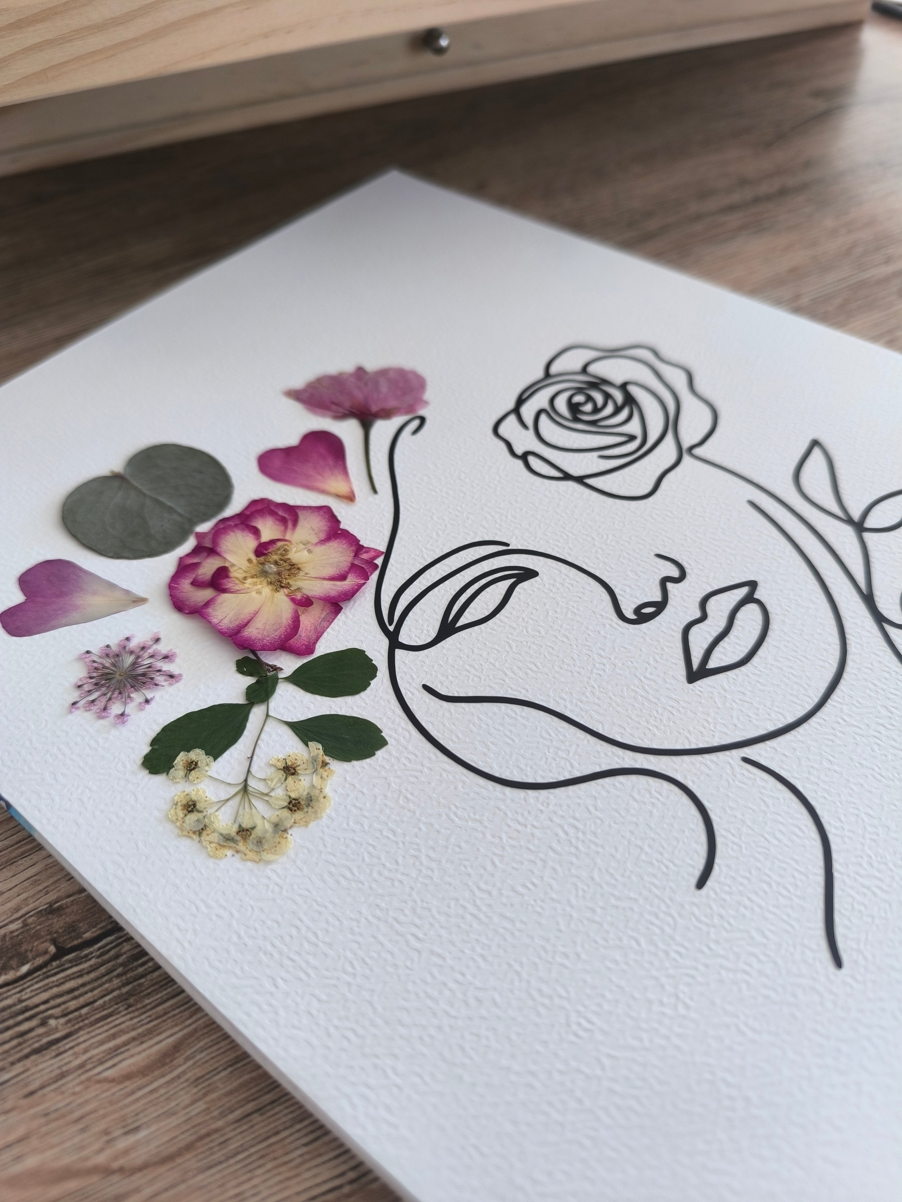 Herbier cadre visage femme fleurie