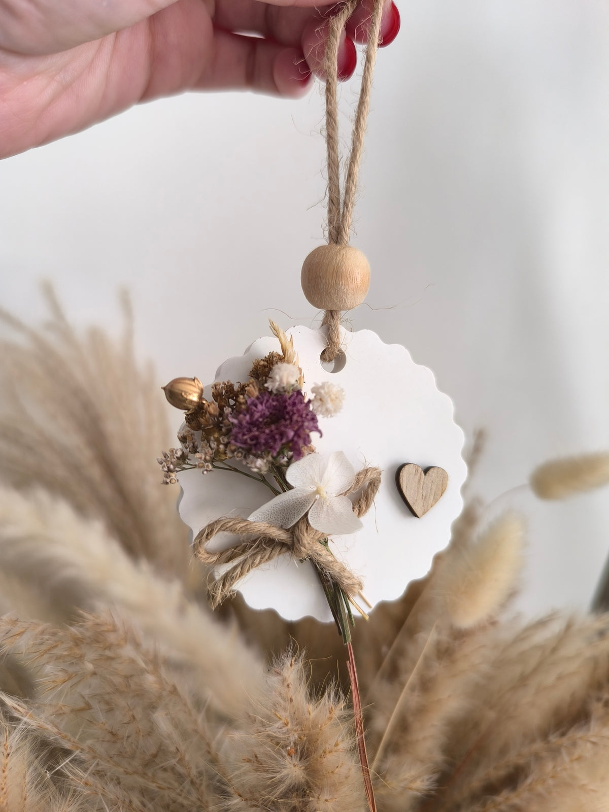 Médaillon rond coeur dentelé personnalisée en fleurs séchées